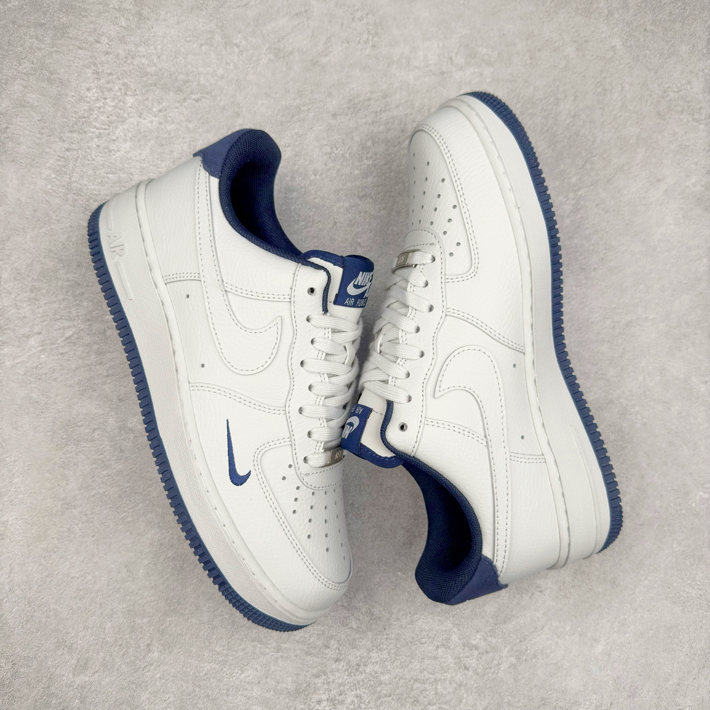 图片[3]-＃XT纯原 NK Air Force 1´07 Low 空军一号低帮百搭休闲运动板鞋 HM9483-001 顶级批次 2022全新楦头鞋型 鱼鳞大底 历时开发三个月 清洁度完美 二维码鞋标 内置芯片及solo气垫 大底高度及其弧度依照正品 钢印 logo刺绣 鞋口弧度 鞋头长度 鞋面冲孔 鞋垫背胶及钢印 完美鞋型对比正品 每一处都是细节满满 柔软、弹性十足的缓震性能和出色的中底设计 横跨复古与现代的外型结合 造就出风靡全球 三十多年的Force 1 直到今天还深受青睐 实拍调校N版已经零色差零失真 百分百还原实物色彩所见即所得 不存在货不对板色差等低级问题 选购参考实物拍摄 不混卖不参货 只用心做好货严格选品 承诺混一赔十 尺码：36 36.5 37.5 38 38.5 39 40 40.5 41 42 42.5 43 44 44.5 45-选品中心