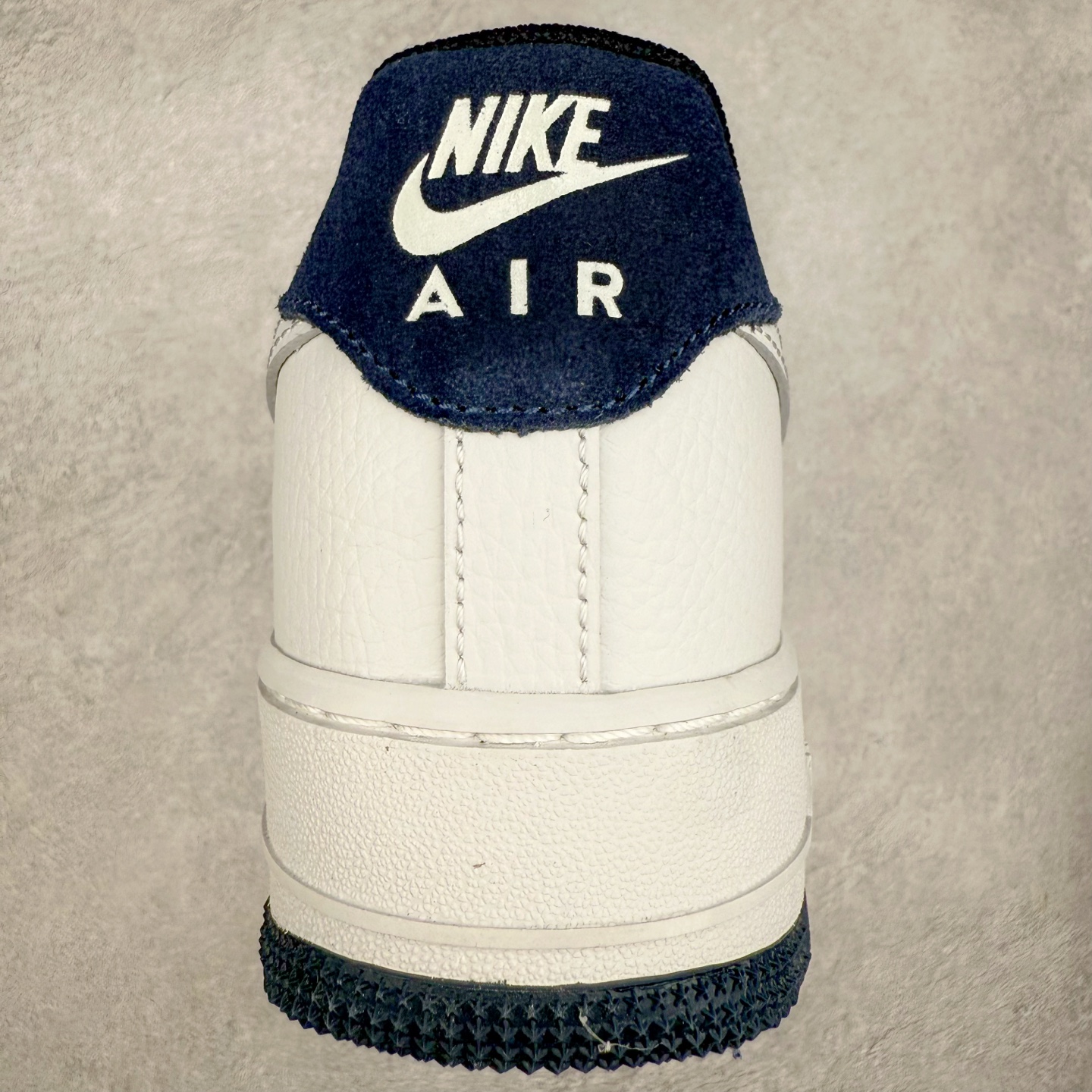 图片[8]-＃XT纯原 NK Air Force 1´07 Low 空军一号低帮百搭休闲运动板鞋 HM9483-001 顶级批次 2022全新楦头鞋型 鱼鳞大底 历时开发三个月 清洁度完美 二维码鞋标 内置芯片及solo气垫 大底高度及其弧度依照正品 钢印 logo刺绣 鞋口弧度 鞋头长度 鞋面冲孔 鞋垫背胶及钢印 完美鞋型对比正品 每一处都是细节满满 柔软、弹性十足的缓震性能和出色的中底设计 横跨复古与现代的外型结合 造就出风靡全球 三十多年的Force 1 直到今天还深受青睐 实拍调校N版已经零色差零失真 百分百还原实物色彩所见即所得 不存在货不对板色差等低级问题 选购参考实物拍摄 不混卖不参货 只用心做好货严格选品 承诺混一赔十 尺码：36 36.5 37.5 38 38.5 39 40 40.5 41 42 42.5 43 44 44.5 45-选品中心