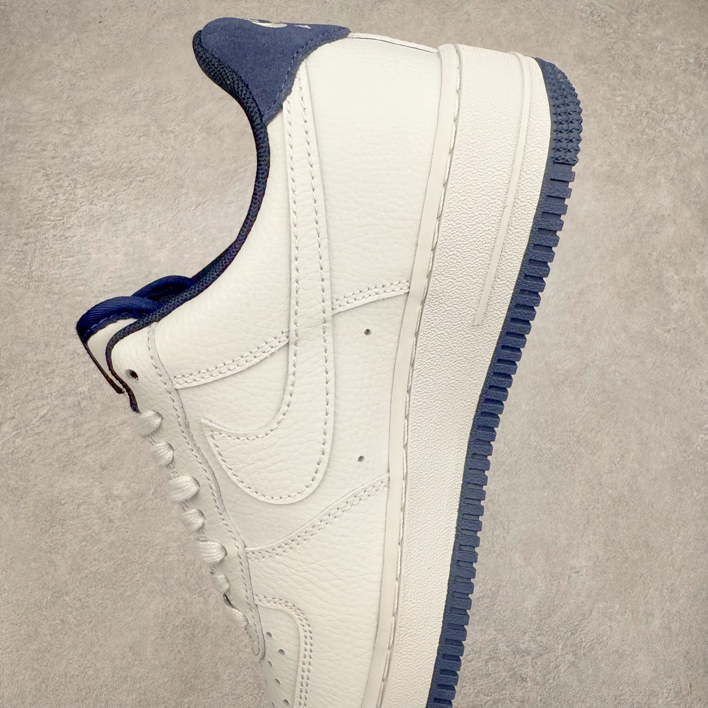 图片[7]-＃XT纯原 NK Air Force 1´07 Low 空军一号低帮百搭休闲运动板鞋 HM9483-001 顶级批次 2022全新楦头鞋型 鱼鳞大底 历时开发三个月 清洁度完美 二维码鞋标 内置芯片及solo气垫 大底高度及其弧度依照正品 钢印 logo刺绣 鞋口弧度 鞋头长度 鞋面冲孔 鞋垫背胶及钢印 完美鞋型对比正品 每一处都是细节满满 柔软、弹性十足的缓震性能和出色的中底设计 横跨复古与现代的外型结合 造就出风靡全球 三十多年的Force 1 直到今天还深受青睐 实拍调校N版已经零色差零失真 百分百还原实物色彩所见即所得 不存在货不对板色差等低级问题 选购参考实物拍摄 不混卖不参货 只用心做好货严格选品 承诺混一赔十 尺码：36 36.5 37.5 38 38.5 39 40 40.5 41 42 42.5 43 44 44.5 45-选品中心