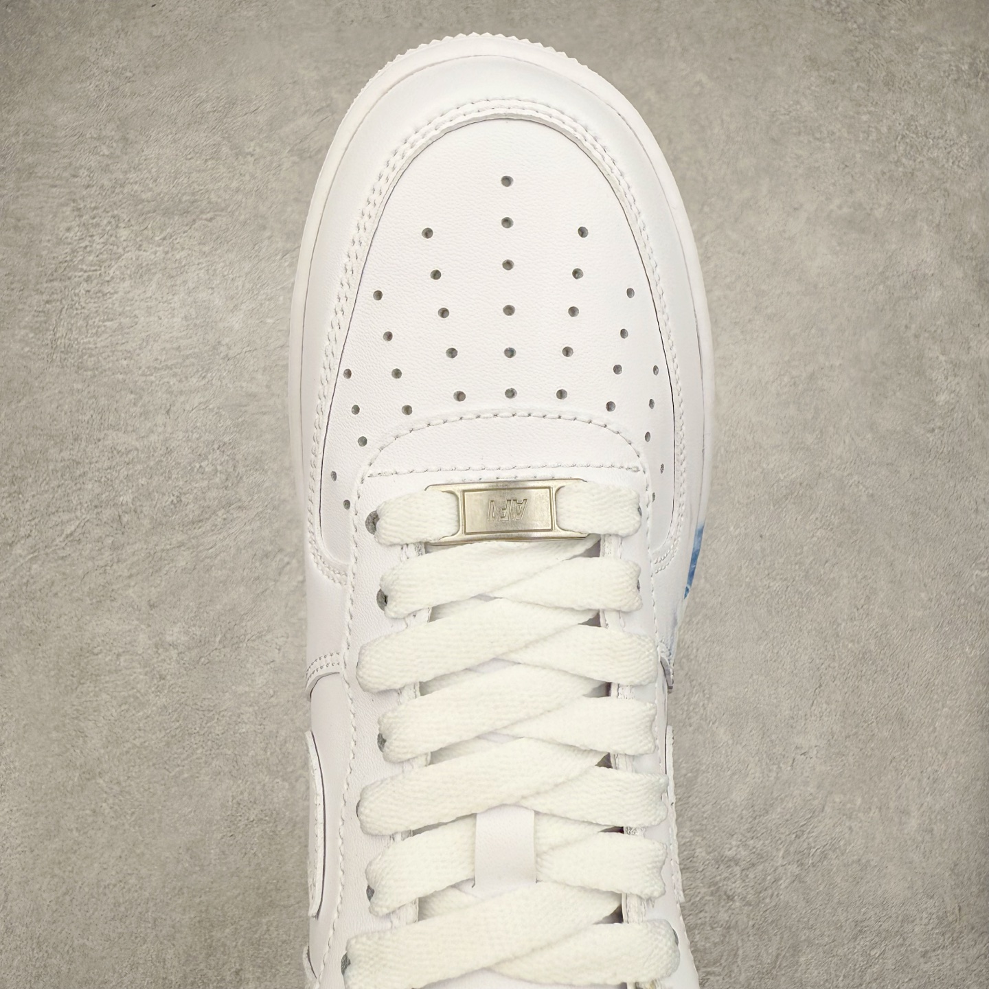 图片[4]-＃XT纯原 NK Air Force 1´07 Low 空军一号低帮百搭休闲运动板鞋 CW2288-111 顶级批次 2022全新楦头鞋型 鱼鳞大底 历时开发三个月 清洁度完美 二维码鞋标 内置芯片及solo气垫 大底高度及其弧度依照正品 钢印 logo刺绣 鞋口弧度 鞋头长度 鞋面冲孔 鞋垫背胶及钢印 完美鞋型对比正品 每一处都是细节满满 柔软、弹性十足的缓震性能和出色的中底设计 横跨复古与现代的外型结合 造就出风靡全球 三十多年的Force 1 直到今天还深受青睐 实拍调校N版已经零色差零失真 百分百还原实物色彩所见即所得 不存在货不对板色差等低级问题 选购参考实物拍摄 不混卖不参货 只用心做好货严格选品 承诺混一赔十 尺码：36 36.5 37.5 38 38.5 39 40 40.5 41 42 42.5 43 44 44.5 45-选品中心