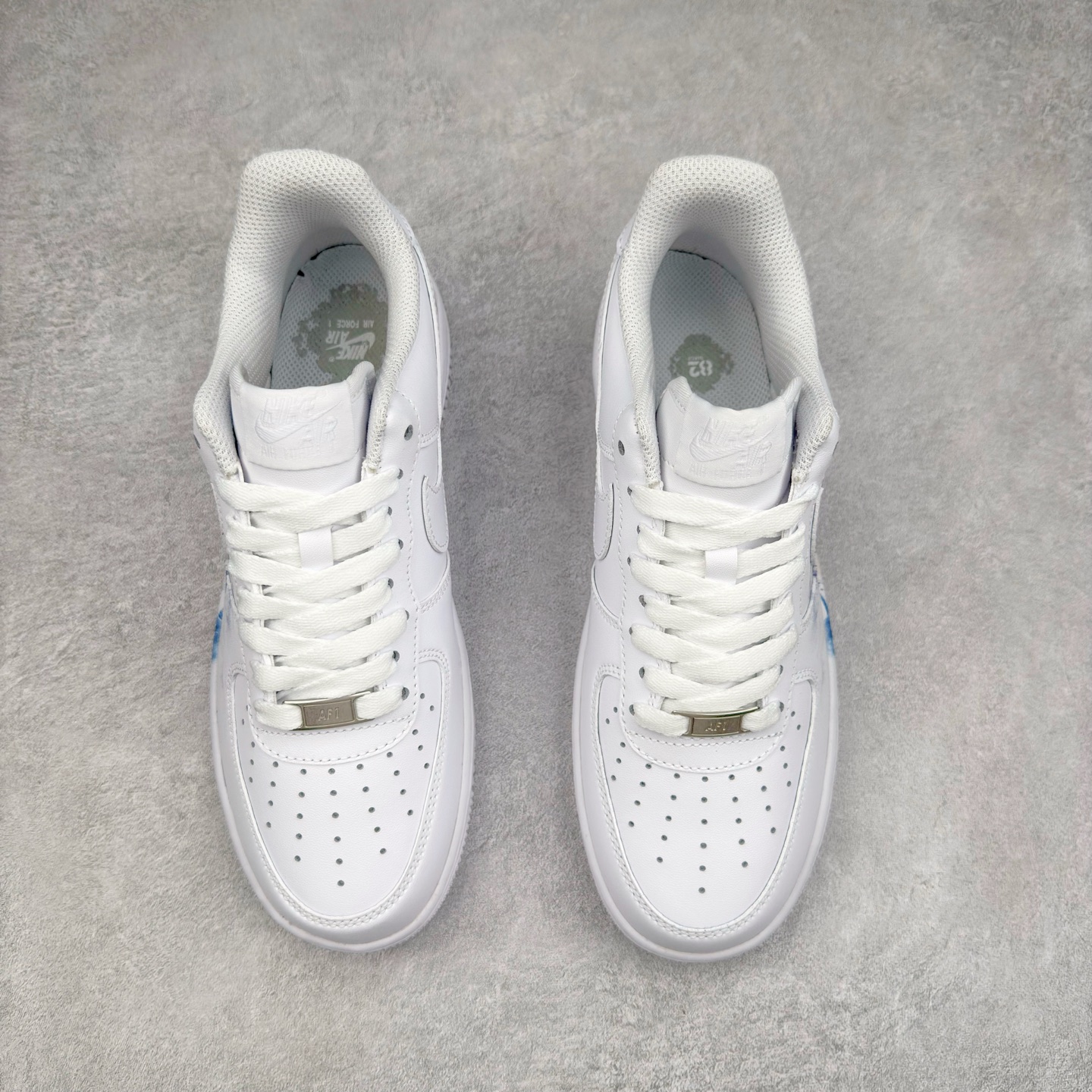 图片[2]-＃XT纯原 NK Air Force 1´07 Low 空军一号低帮百搭休闲运动板鞋 CW2288-111 顶级批次 2022全新楦头鞋型 鱼鳞大底 历时开发三个月 清洁度完美 二维码鞋标 内置芯片及solo气垫 大底高度及其弧度依照正品 钢印 logo刺绣 鞋口弧度 鞋头长度 鞋面冲孔 鞋垫背胶及钢印 完美鞋型对比正品 每一处都是细节满满 柔软、弹性十足的缓震性能和出色的中底设计 横跨复古与现代的外型结合 造就出风靡全球 三十多年的Force 1 直到今天还深受青睐 实拍调校N版已经零色差零失真 百分百还原实物色彩所见即所得 不存在货不对板色差等低级问题 选购参考实物拍摄 不混卖不参货 只用心做好货严格选品 承诺混一赔十 尺码：36 36.5 37.5 38 38.5 39 40 40.5 41 42 42.5 43 44 44.5 45-选品中心