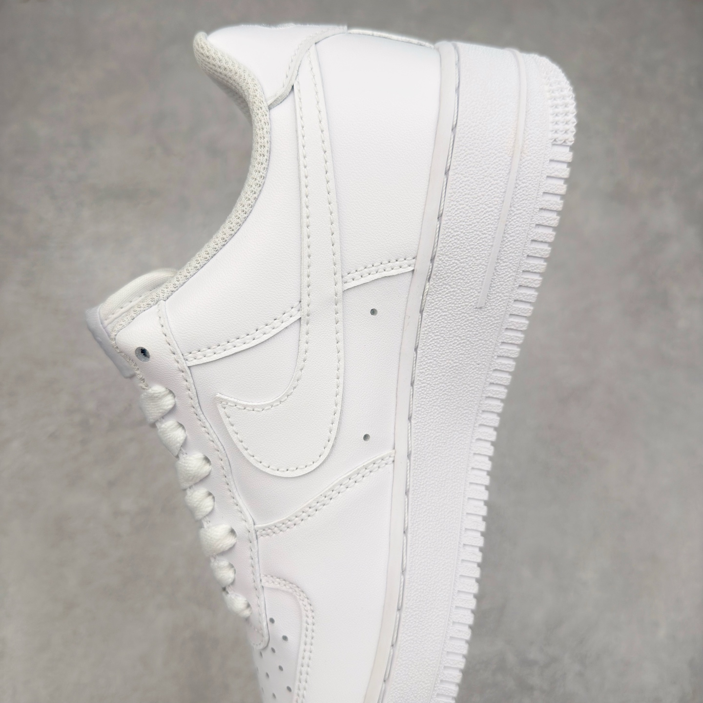 图片[7]-＃XT纯原 NK Air Force 1´07 Low 空军一号低帮百搭休闲运动板鞋 CW2288-111 顶级批次 2022全新楦头鞋型 鱼鳞大底 历时开发三个月 清洁度完美 二维码鞋标 内置芯片及solo气垫 大底高度及其弧度依照正品 钢印 logo刺绣 鞋口弧度 鞋头长度 鞋面冲孔 鞋垫背胶及钢印 完美鞋型对比正品 每一处都是细节满满 柔软、弹性十足的缓震性能和出色的中底设计 横跨复古与现代的外型结合 造就出风靡全球 三十多年的Force 1 直到今天还深受青睐 实拍调校N版已经零色差零失真 百分百还原实物色彩所见即所得 不存在货不对板色差等低级问题 选购参考实物拍摄 不混卖不参货 只用心做好货严格选品 承诺混一赔十 尺码：36 36.5 37.5 38 38.5 39 40 40.5 41 42 42.5 43 44 44.5 45-选品中心