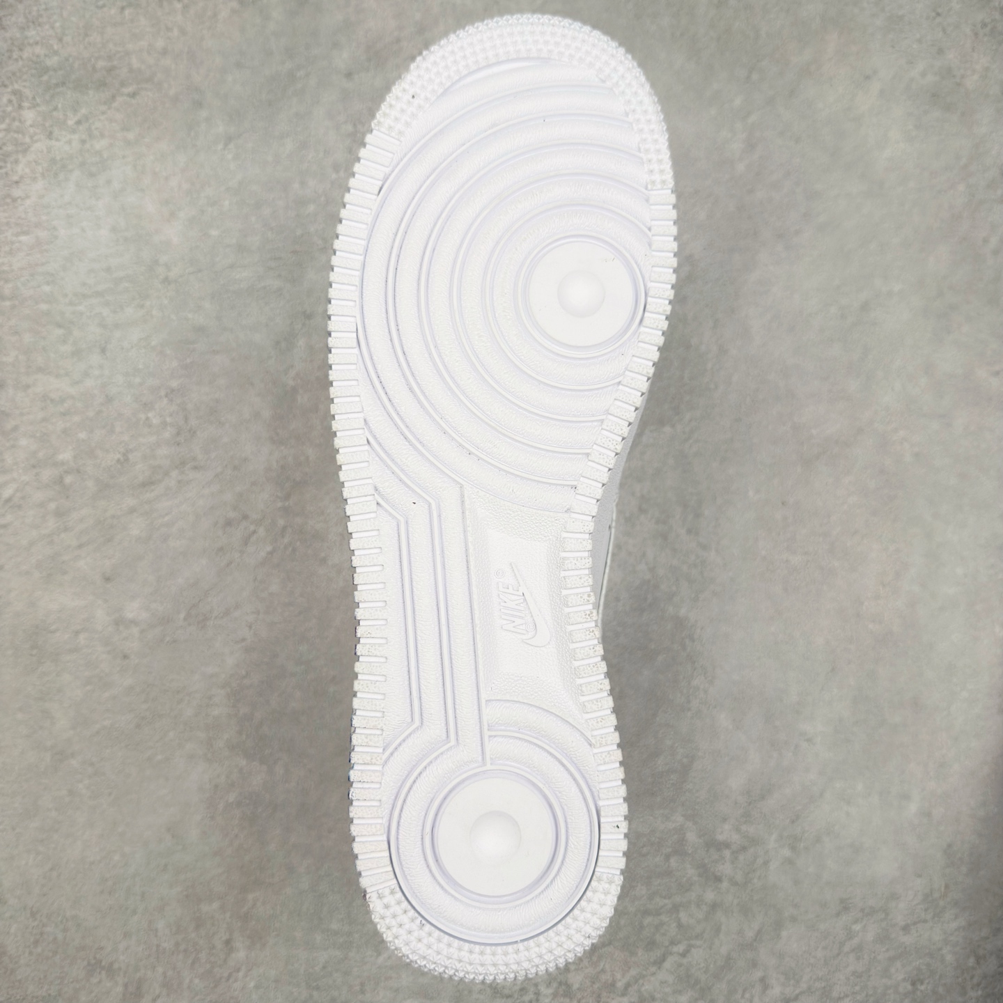 图片[9]-＃XT纯原 NK Air Force 1´07 Low 空军一号低帮百搭休闲运动板鞋 CW2288-111 顶级批次 2022全新楦头鞋型 鱼鳞大底 历时开发三个月 清洁度完美 二维码鞋标 内置芯片及solo气垫 大底高度及其弧度依照正品 钢印 logo刺绣 鞋口弧度 鞋头长度 鞋面冲孔 鞋垫背胶及钢印 完美鞋型对比正品 每一处都是细节满满 柔软、弹性十足的缓震性能和出色的中底设计 横跨复古与现代的外型结合 造就出风靡全球 三十多年的Force 1 直到今天还深受青睐 实拍调校N版已经零色差零失真 百分百还原实物色彩所见即所得 不存在货不对板色差等低级问题 选购参考实物拍摄 不混卖不参货 只用心做好货严格选品 承诺混一赔十 尺码：36 36.5 37.5 38 38.5 39 40 40.5 41 42 42.5 43 44 44.5 45-选品中心