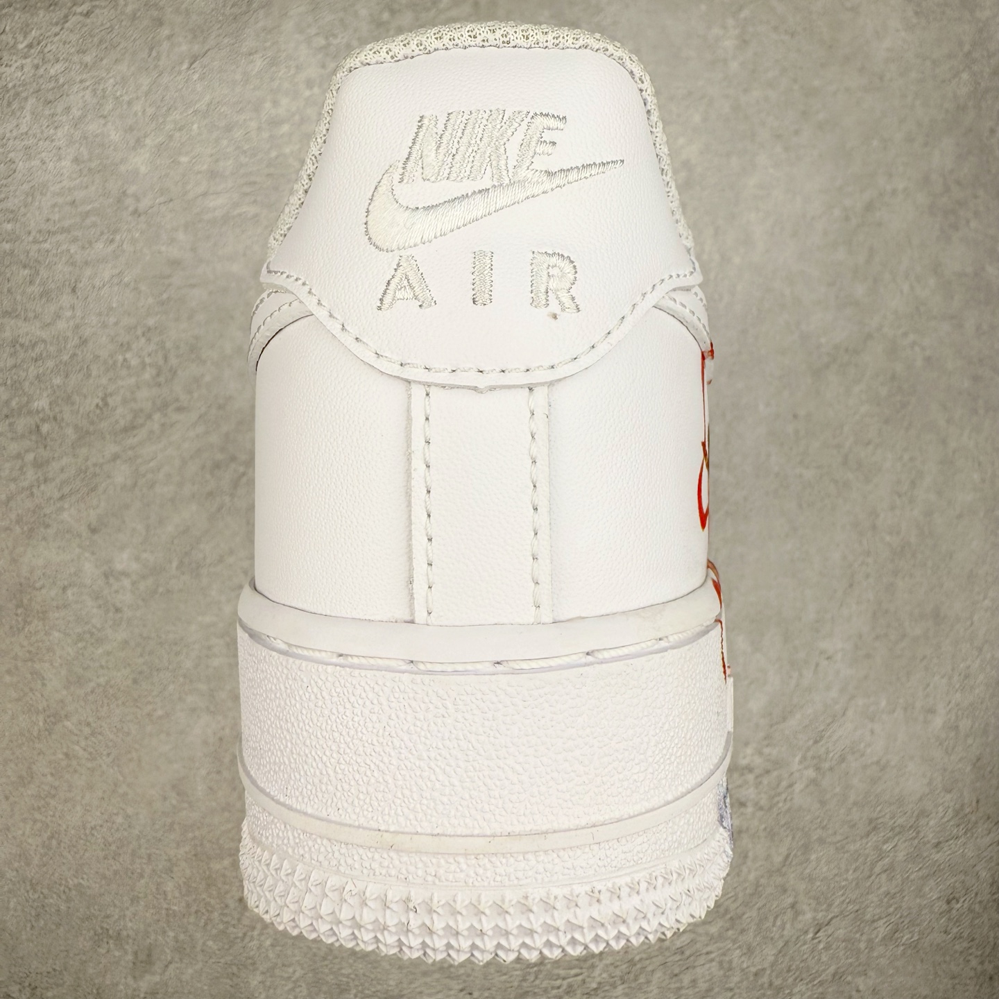 图片[8]-＃XT纯原 NK Air Force 1´07 Low 空军一号低帮百搭休闲运动板鞋 CW2288-111 顶级批次 2022全新楦头鞋型 鱼鳞大底 历时开发三个月 清洁度完美 二维码鞋标 内置芯片及solo气垫 大底高度及其弧度依照正品 钢印 logo刺绣 鞋口弧度 鞋头长度 鞋面冲孔 鞋垫背胶及钢印 完美鞋型对比正品 每一处都是细节满满 柔软、弹性十足的缓震性能和出色的中底设计 横跨复古与现代的外型结合 造就出风靡全球 三十多年的Force 1 直到今天还深受青睐 实拍调校N版已经零色差零失真 百分百还原实物色彩所见即所得 不存在货不对板色差等低级问题 选购参考实物拍摄 不混卖不参货 只用心做好货严格选品 承诺混一赔十 尺码：36 36.5 37.5 38 38.5 39 40 40.5 41 42 42.5 43 44 44.5 45-选品中心