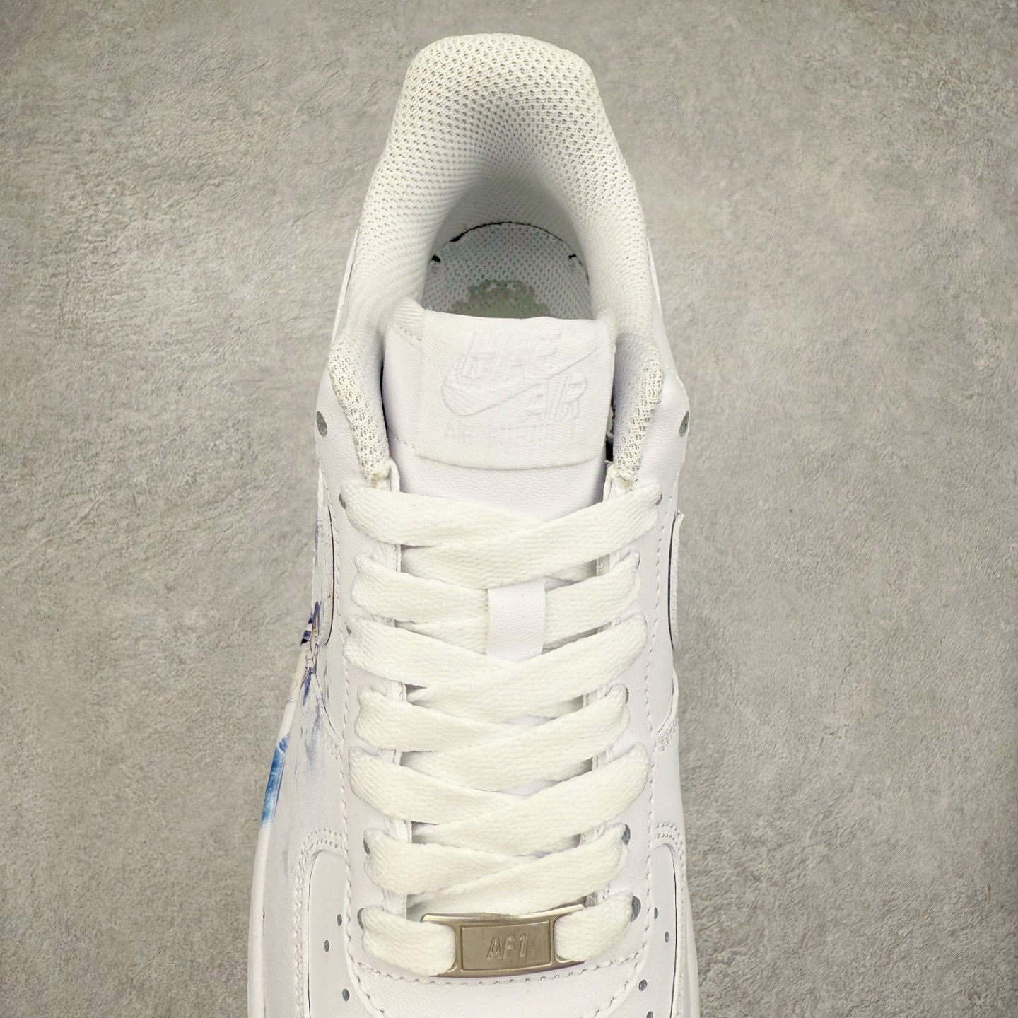 图片[5]-＃XT纯原 NK Air Force 1´07 Low 空军一号低帮百搭休闲运动板鞋 CW2288-111 顶级批次 2022全新楦头鞋型 鱼鳞大底 历时开发三个月 清洁度完美 二维码鞋标 内置芯片及solo气垫 大底高度及其弧度依照正品 钢印 logo刺绣 鞋口弧度 鞋头长度 鞋面冲孔 鞋垫背胶及钢印 完美鞋型对比正品 每一处都是细节满满 柔软、弹性十足的缓震性能和出色的中底设计 横跨复古与现代的外型结合 造就出风靡全球 三十多年的Force 1 直到今天还深受青睐 实拍调校N版已经零色差零失真 百分百还原实物色彩所见即所得 不存在货不对板色差等低级问题 选购参考实物拍摄 不混卖不参货 只用心做好货严格选品 承诺混一赔十 尺码：36 36.5 37.5 38 38.5 39 40 40.5 41 42 42.5 43 44 44.5 45-选品中心