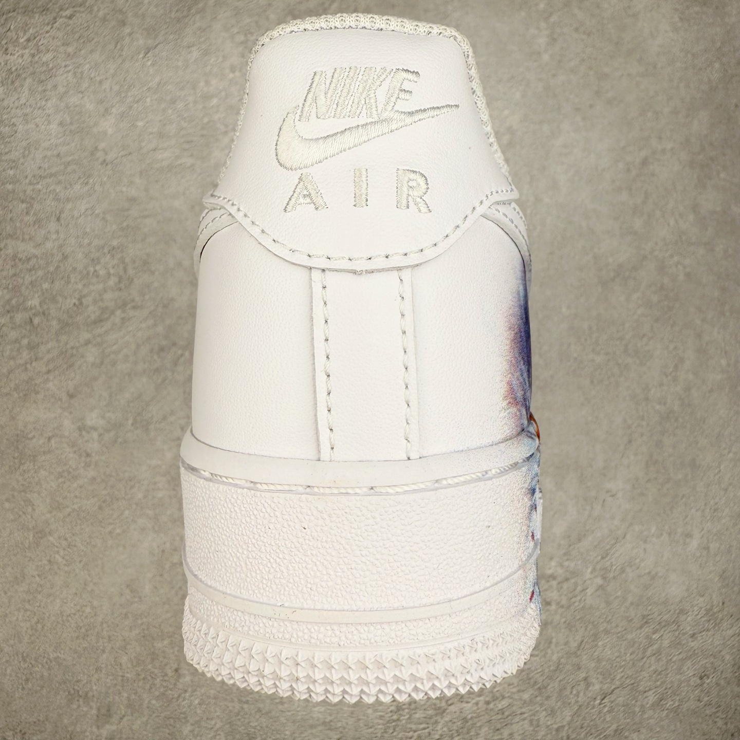 图片[8]-＃XT纯原 NK Air Force 1´07 Low 空军一号低帮百搭休闲运动板鞋 CW2288-111 顶级批次 2022全新楦头鞋型 鱼鳞大底 历时开发三个月 清洁度完美 二维码鞋标 内置芯片及solo气垫 大底高度及其弧度依照正品 钢印 logo刺绣 鞋口弧度 鞋头长度 鞋面冲孔 鞋垫背胶及钢印 完美鞋型对比正品 每一处都是细节满满 柔软、弹性十足的缓震性能和出色的中底设计 横跨复古与现代的外型结合 造就出风靡全球 三十多年的Force 1 直到今天还深受青睐 实拍调校N版已经零色差零失真 百分百还原实物色彩所见即所得 不存在货不对板色差等低级问题 选购参考实物拍摄 不混卖不参货 只用心做好货严格选品 承诺混一赔十 尺码：36 36.5 37.5 38 38.5 39 40 40.5 41 42 42.5 43 44 44.5 45-选品中心