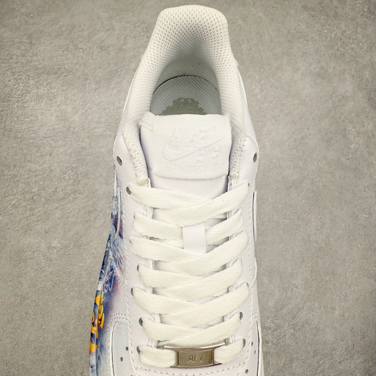 图片[5]-＃XT纯原 NK Air Force 1´07 Low 空军一号低帮百搭休闲运动板鞋 CW2288-111 顶级批次 2022全新楦头鞋型 鱼鳞大底 历时开发三个月 清洁度完美 二维码鞋标 内置芯片及solo气垫 大底高度及其弧度依照正品 钢印 logo刺绣 鞋口弧度 鞋头长度 鞋面冲孔 鞋垫背胶及钢印 完美鞋型对比正品 每一处都是细节满满 柔软、弹性十足的缓震性能和出色的中底设计 横跨复古与现代的外型结合 造就出风靡全球 三十多年的Force 1 直到今天还深受青睐 实拍调校N版已经零色差零失真 百分百还原实物色彩所见即所得 不存在货不对板色差等低级问题 选购参考实物拍摄 不混卖不参货 只用心做好货严格选品 承诺混一赔十 尺码：36 36.5 37.5 38 38.5 39 40 40.5 41 42 42.5 43 44 44.5 45-选品中心