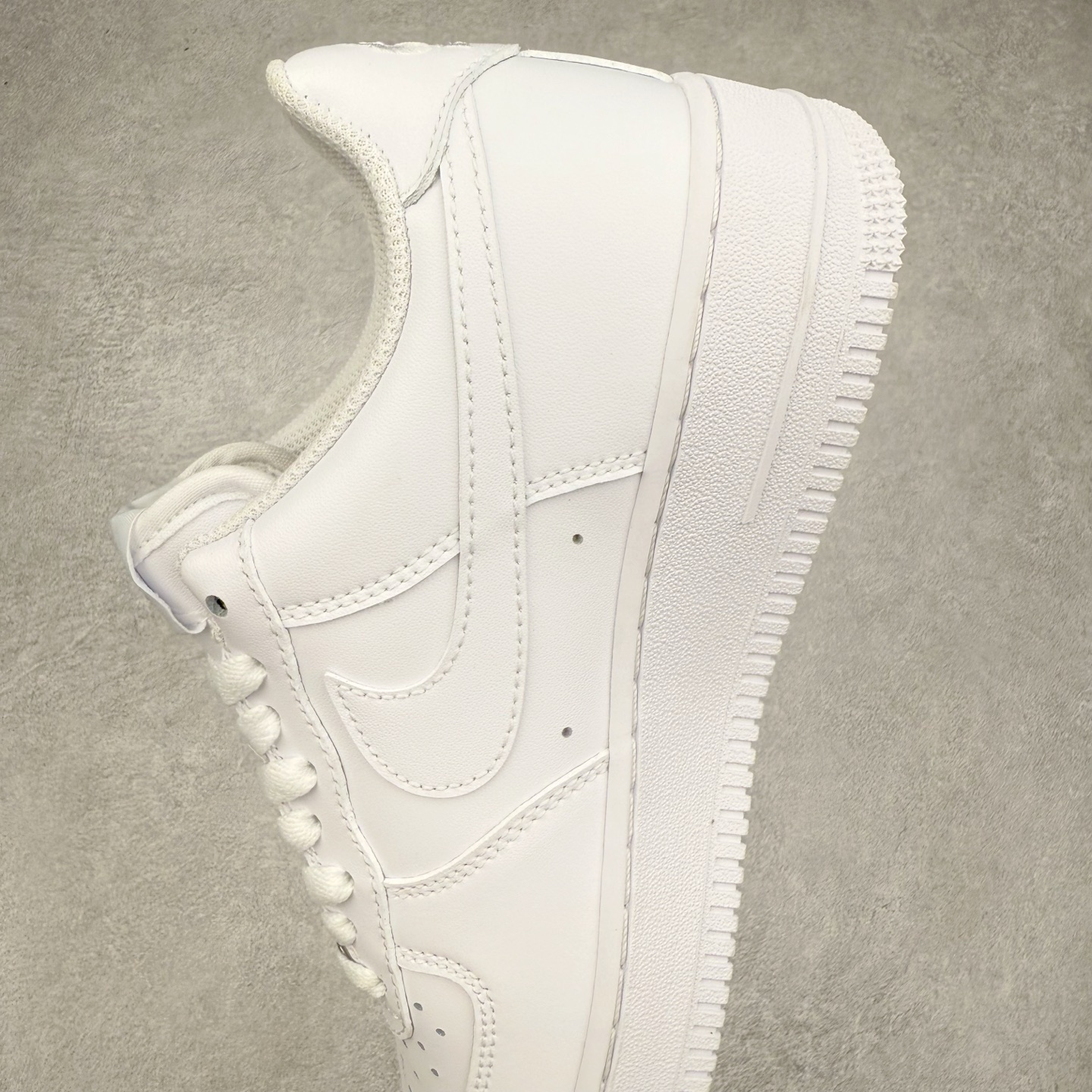 图片[7]-＃XT纯原 NK Air Force 1´07 Low 空军一号低帮百搭休闲运动板鞋 CW2288-111 顶级批次 2022全新楦头鞋型 鱼鳞大底 历时开发三个月 清洁度完美 二维码鞋标 内置芯片及solo气垫 大底高度及其弧度依照正品 钢印 logo刺绣 鞋口弧度 鞋头长度 鞋面冲孔 鞋垫背胶及钢印 完美鞋型对比正品 每一处都是细节满满 柔软、弹性十足的缓震性能和出色的中底设计 横跨复古与现代的外型结合 造就出风靡全球 三十多年的Force 1 直到今天还深受青睐 实拍调校N版已经零色差零失真 百分百还原实物色彩所见即所得 不存在货不对板色差等低级问题 选购参考实物拍摄 不混卖不参货 只用心做好货严格选品 承诺混一赔十 尺码：36 36.5 37.5 38 38.5 39 40 40.5 41 42 42.5 43 44 44.5 45-选品中心