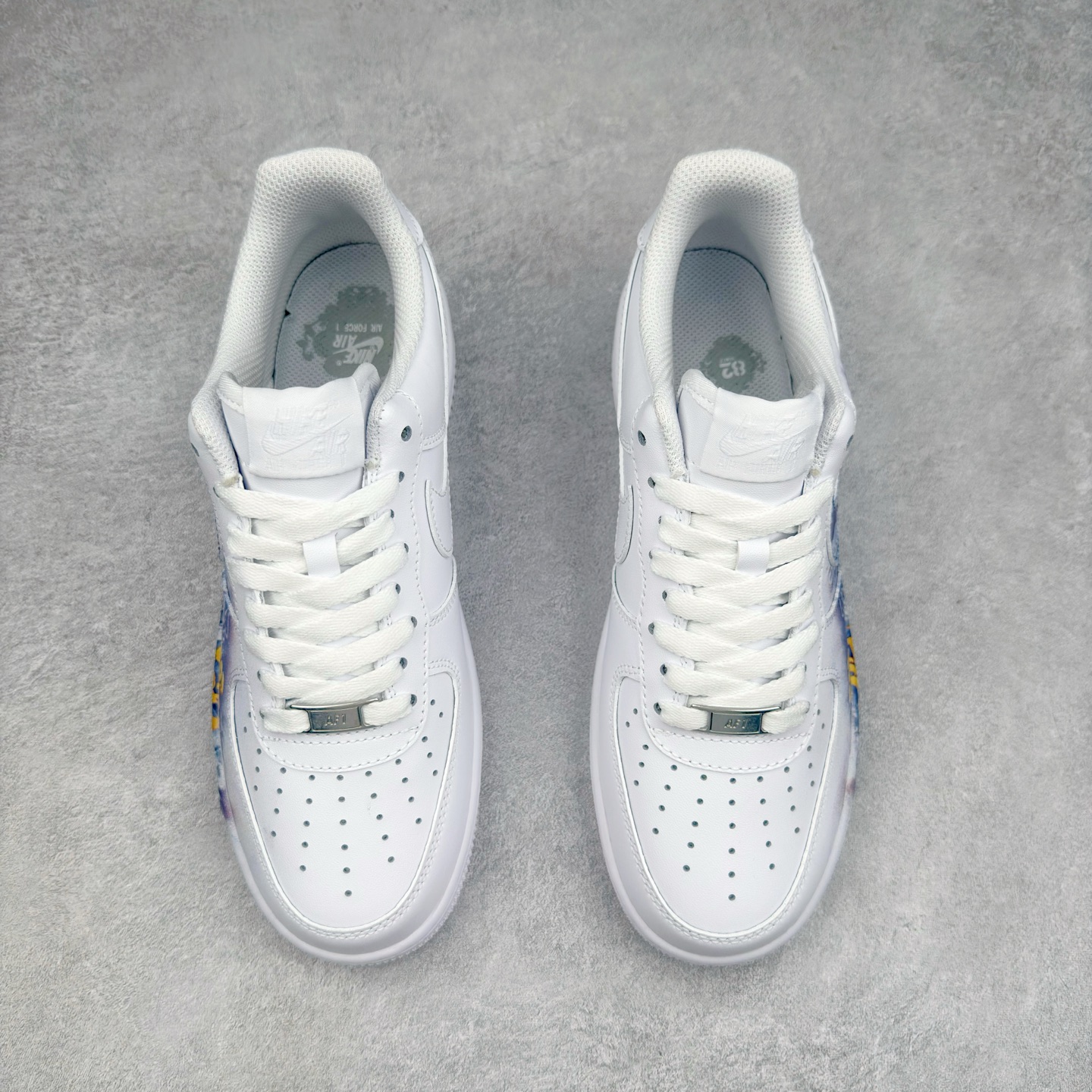 图片[2]-＃XT纯原 NK Air Force 1´07 Low 空军一号低帮百搭休闲运动板鞋 CW2288-111 顶级批次 2022全新楦头鞋型 鱼鳞大底 历时开发三个月 清洁度完美 二维码鞋标 内置芯片及solo气垫 大底高度及其弧度依照正品 钢印 logo刺绣 鞋口弧度 鞋头长度 鞋面冲孔 鞋垫背胶及钢印 完美鞋型对比正品 每一处都是细节满满 柔软、弹性十足的缓震性能和出色的中底设计 横跨复古与现代的外型结合 造就出风靡全球 三十多年的Force 1 直到今天还深受青睐 实拍调校N版已经零色差零失真 百分百还原实物色彩所见即所得 不存在货不对板色差等低级问题 选购参考实物拍摄 不混卖不参货 只用心做好货严格选品 承诺混一赔十 尺码：36 36.5 37.5 38 38.5 39 40 40.5 41 42 42.5 43 44 44.5 45-选品中心