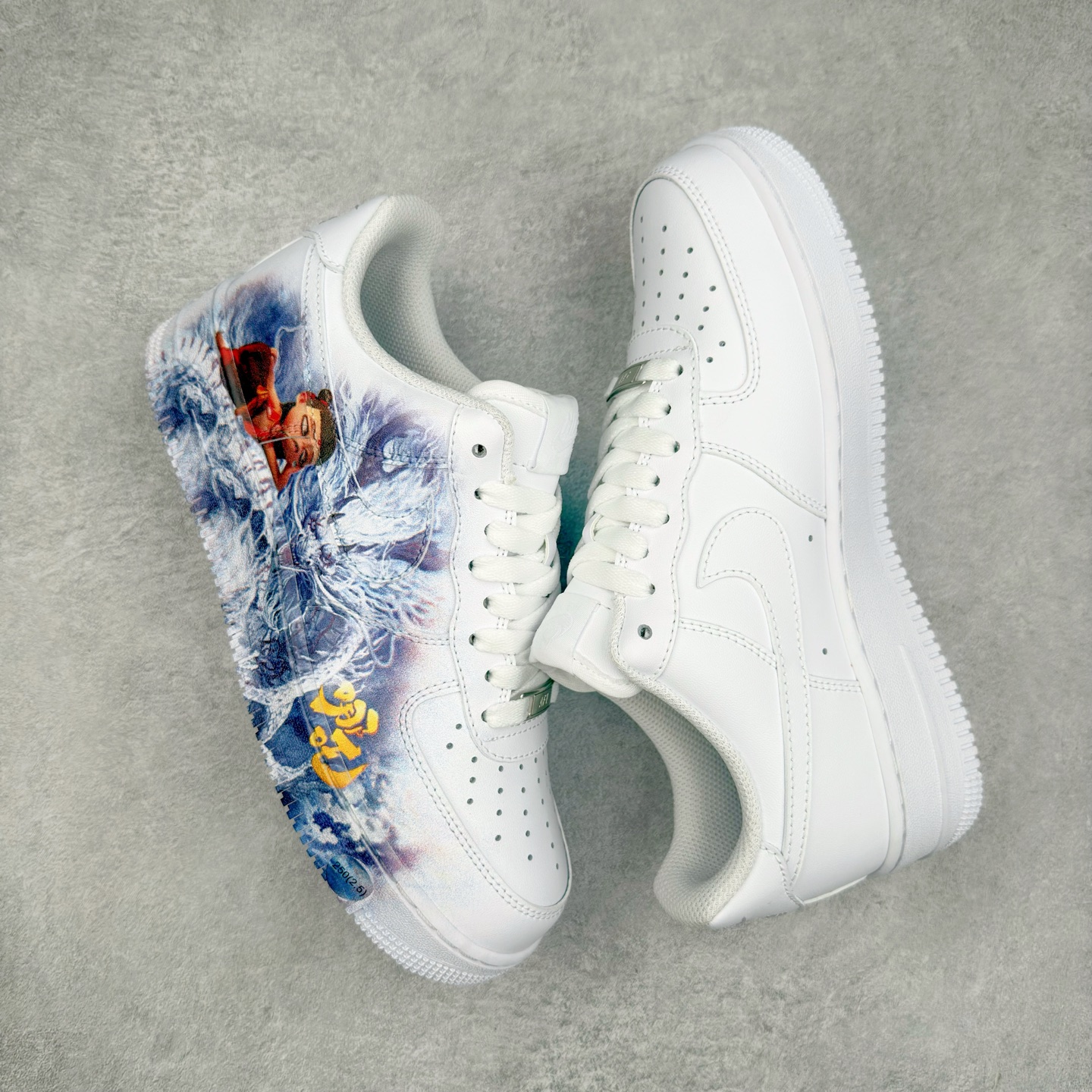 图片[3]-＃XT纯原 NK Air Force 1´07 Low 空军一号低帮百搭休闲运动板鞋 CW2288-111 顶级批次 2022全新楦头鞋型 鱼鳞大底 历时开发三个月 清洁度完美 二维码鞋标 内置芯片及solo气垫 大底高度及其弧度依照正品 钢印 logo刺绣 鞋口弧度 鞋头长度 鞋面冲孔 鞋垫背胶及钢印 完美鞋型对比正品 每一处都是细节满满 柔软、弹性十足的缓震性能和出色的中底设计 横跨复古与现代的外型结合 造就出风靡全球 三十多年的Force 1 直到今天还深受青睐 实拍调校N版已经零色差零失真 百分百还原实物色彩所见即所得 不存在货不对板色差等低级问题 选购参考实物拍摄 不混卖不参货 只用心做好货严格选品 承诺混一赔十 尺码：36 36.5 37.5 38 38.5 39 40 40.5 41 42 42.5 43 44 44.5 45-选品中心