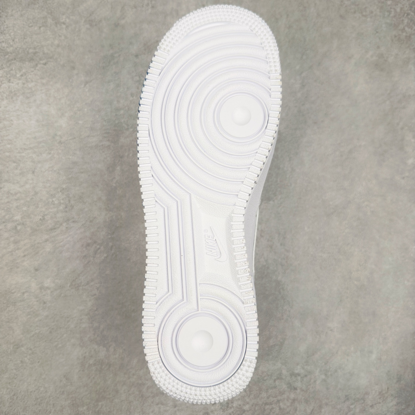 图片[9]-＃XT纯原 NK Air Force 1´07 Low 空军一号低帮百搭休闲运动板鞋 CW2288-111 顶级批次 2022全新楦头鞋型 鱼鳞大底 历时开发三个月 清洁度完美 二维码鞋标 内置芯片及solo气垫 大底高度及其弧度依照正品 钢印 logo刺绣 鞋口弧度 鞋头长度 鞋面冲孔 鞋垫背胶及钢印 完美鞋型对比正品 每一处都是细节满满 柔软、弹性十足的缓震性能和出色的中底设计 横跨复古与现代的外型结合 造就出风靡全球 三十多年的Force 1 直到今天还深受青睐 实拍调校N版已经零色差零失真 百分百还原实物色彩所见即所得 不存在货不对板色差等低级问题 选购参考实物拍摄 不混卖不参货 只用心做好货严格选品 承诺混一赔十 尺码：36 36.5 37.5 38 38.5 39 40 40.5 41 42 42.5 43 44 44.5 45-选品中心