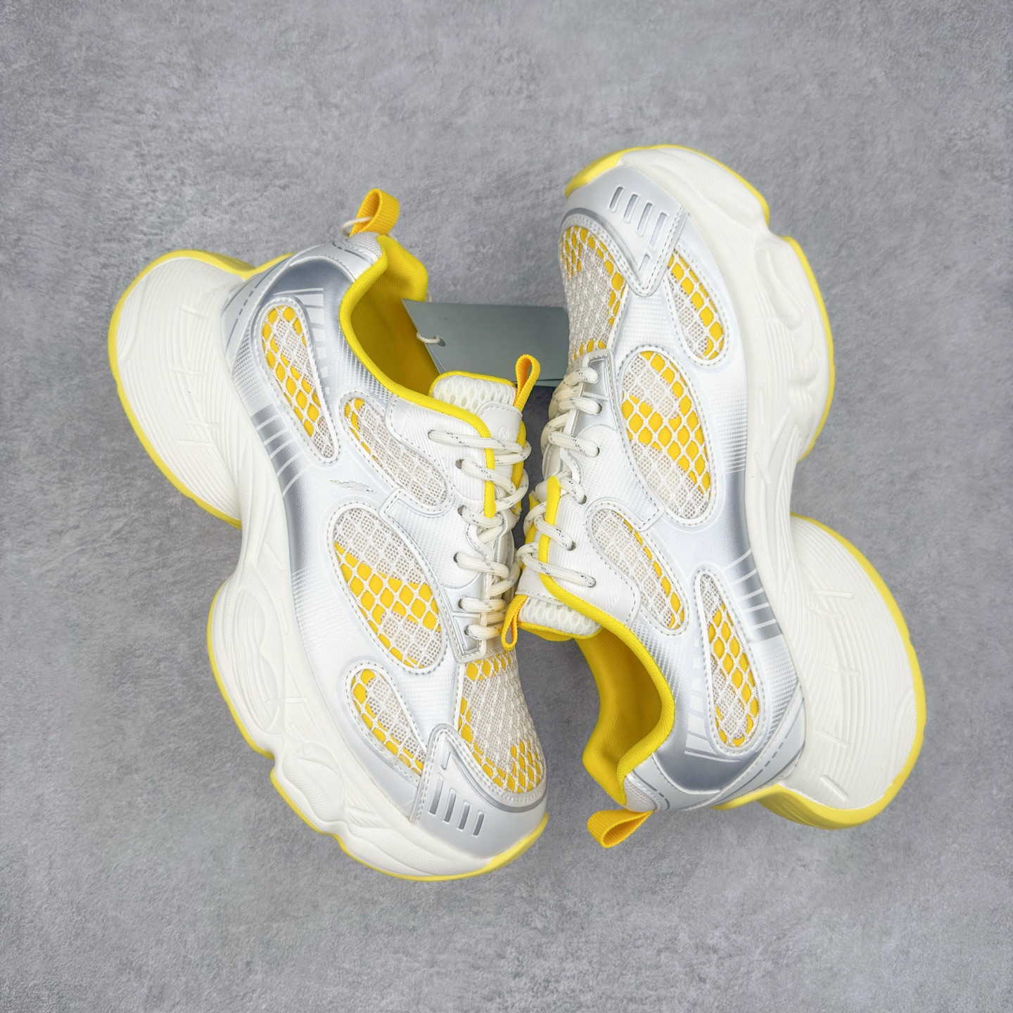 图片[3]-GG-CC 林允同款 星河粒子 镂空休闲运动老爹鞋 春日踏青舒适度和少女感GGCC德训鞋界的白月光🌙 银白黄配色好温柔 镂空鞋面/组合月牙底 柔软有弹性的月牙底和增加舒适度显腿长的5cm内增高 长时间走路和站立都不累脚舒适度和少女感 尺码：35 36 37 38 39 40-选品中心