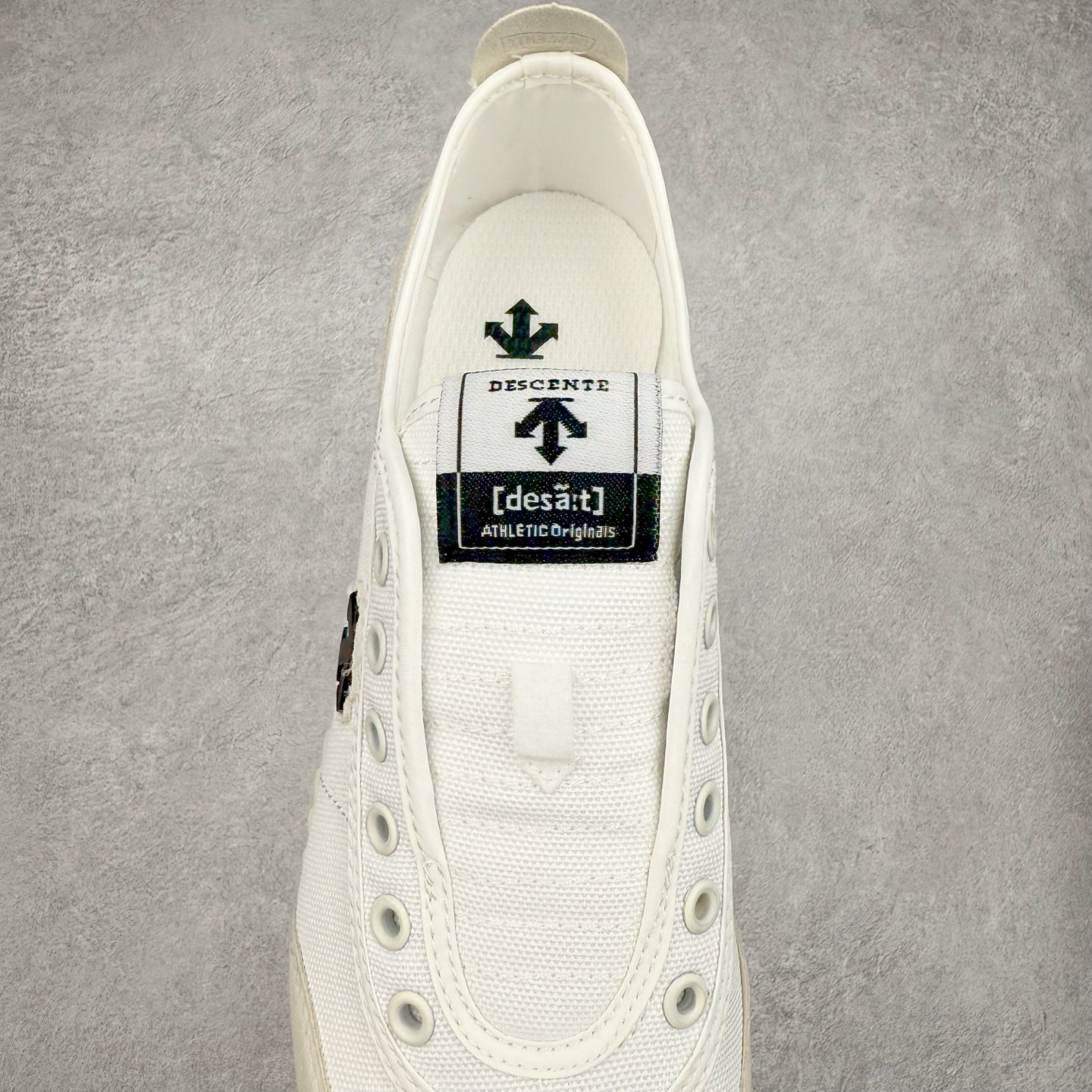 图片[5]-DESCENTE Sport Style Chron Racer迪桑特舒适百搭防滑耐磨低帮生活休闲鞋 是一款集复古与现代于一体的低帮跑步鞋 简洁的牛皮鞋面不仅彰显出时尚的质感 还适用于多种场合的穿搭 这款鞋子的透气性能极佳 轻质弹性鞋底则提供了良好的舒适度和耐磨性 使你在行走或跑步时都能感受到脚底的柔软与支撑 尺码：36 36.5 37.5 38 38.5 39 40 40.5 41 42 42.5 43 44 44.5 45-选品中心