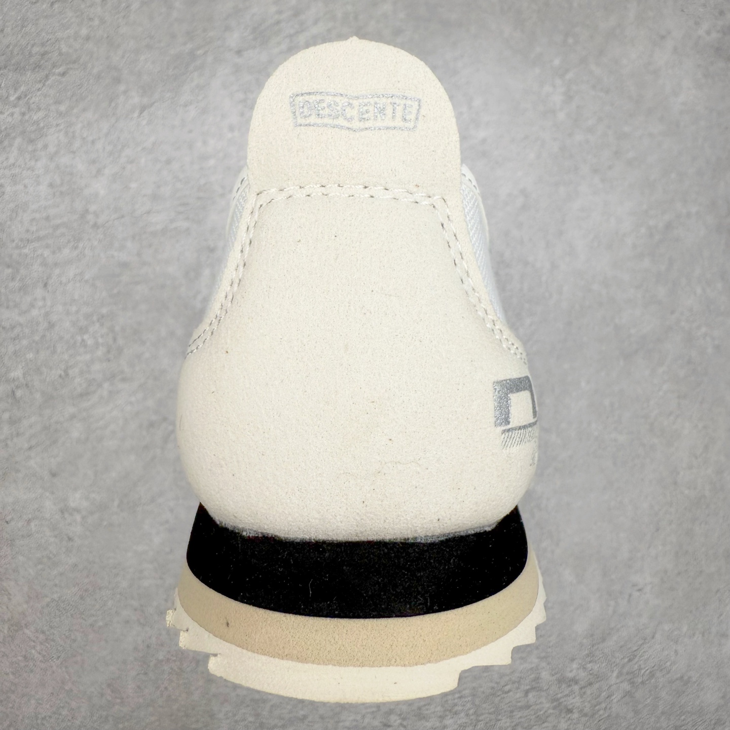 图片[8]-DESCENTE Sport Style Chron Racer迪桑特舒适百搭防滑耐磨低帮生活休闲鞋 是一款集复古与现代于一体的低帮跑步鞋 简洁的牛皮鞋面不仅彰显出时尚的质感 还适用于多种场合的穿搭 这款鞋子的透气性能极佳 轻质弹性鞋底则提供了良好的舒适度和耐磨性 使你在行走或跑步时都能感受到脚底的柔软与支撑 尺码：36 36.5 37.5 38 38.5 39 40 40.5 41 42 42.5 43 44 44.5 45-选品中心