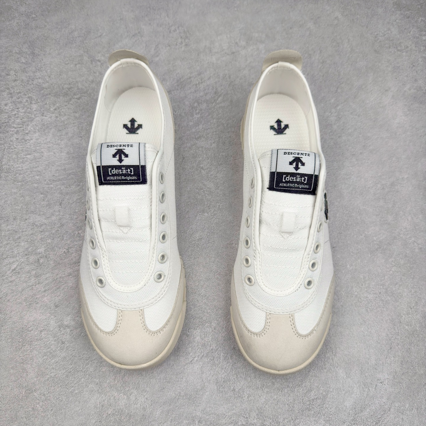 图片[2]-DESCENTE Sport Style Chron Racer迪桑特舒适百搭防滑耐磨低帮生活休闲鞋 是一款集复古与现代于一体的低帮跑步鞋 简洁的牛皮鞋面不仅彰显出时尚的质感 还适用于多种场合的穿搭 这款鞋子的透气性能极佳 轻质弹性鞋底则提供了良好的舒适度和耐磨性 使你在行走或跑步时都能感受到脚底的柔软与支撑 尺码：36 36.5 37.5 38 38.5 39 40 40.5 41 42 42.5 43 44 44.5 45-选品中心