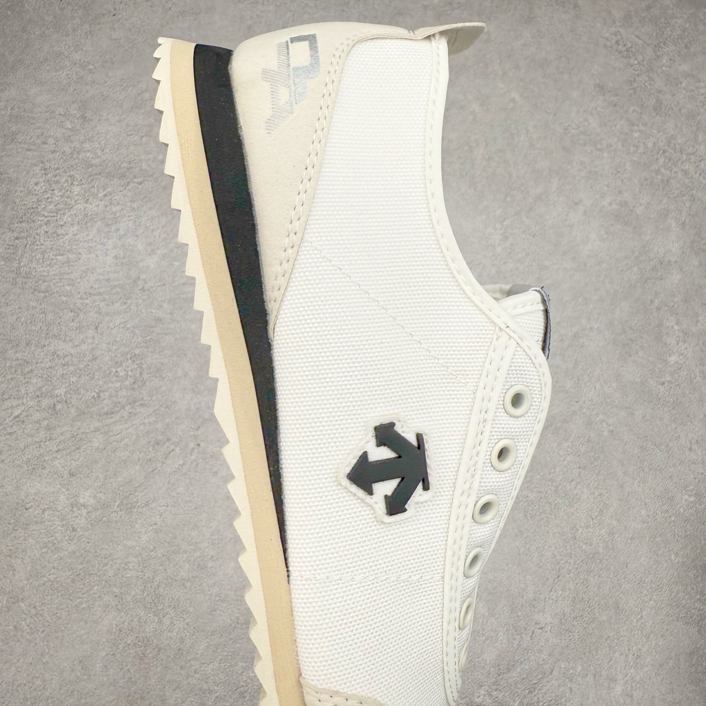 图片[6]-DESCENTE Sport Style Chron Racer迪桑特舒适百搭防滑耐磨低帮生活休闲鞋 是一款集复古与现代于一体的低帮跑步鞋 简洁的牛皮鞋面不仅彰显出时尚的质感 还适用于多种场合的穿搭 这款鞋子的透气性能极佳 轻质弹性鞋底则提供了良好的舒适度和耐磨性 使你在行走或跑步时都能感受到脚底的柔软与支撑 尺码：36 36.5 37.5 38 38.5 39 40 40.5 41 42 42.5 43 44 44.5 45-选品中心