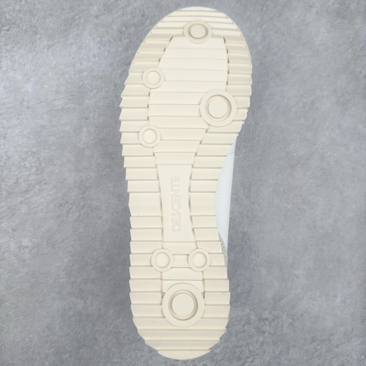 图片[9]-DESCENTE Sport Style Chron Racer迪桑特舒适百搭防滑耐磨低帮生活休闲鞋 是一款集复古与现代于一体的低帮跑步鞋 简洁的牛皮鞋面不仅彰显出时尚的质感 还适用于多种场合的穿搭 这款鞋子的透气性能极佳 轻质弹性鞋底则提供了良好的舒适度和耐磨性 使你在行走或跑步时都能感受到脚底的柔软与支撑 尺码：36 36.5 37.5 38 38.5 39 40 40.5 41 42 42.5 43 44 44.5 45-选品中心