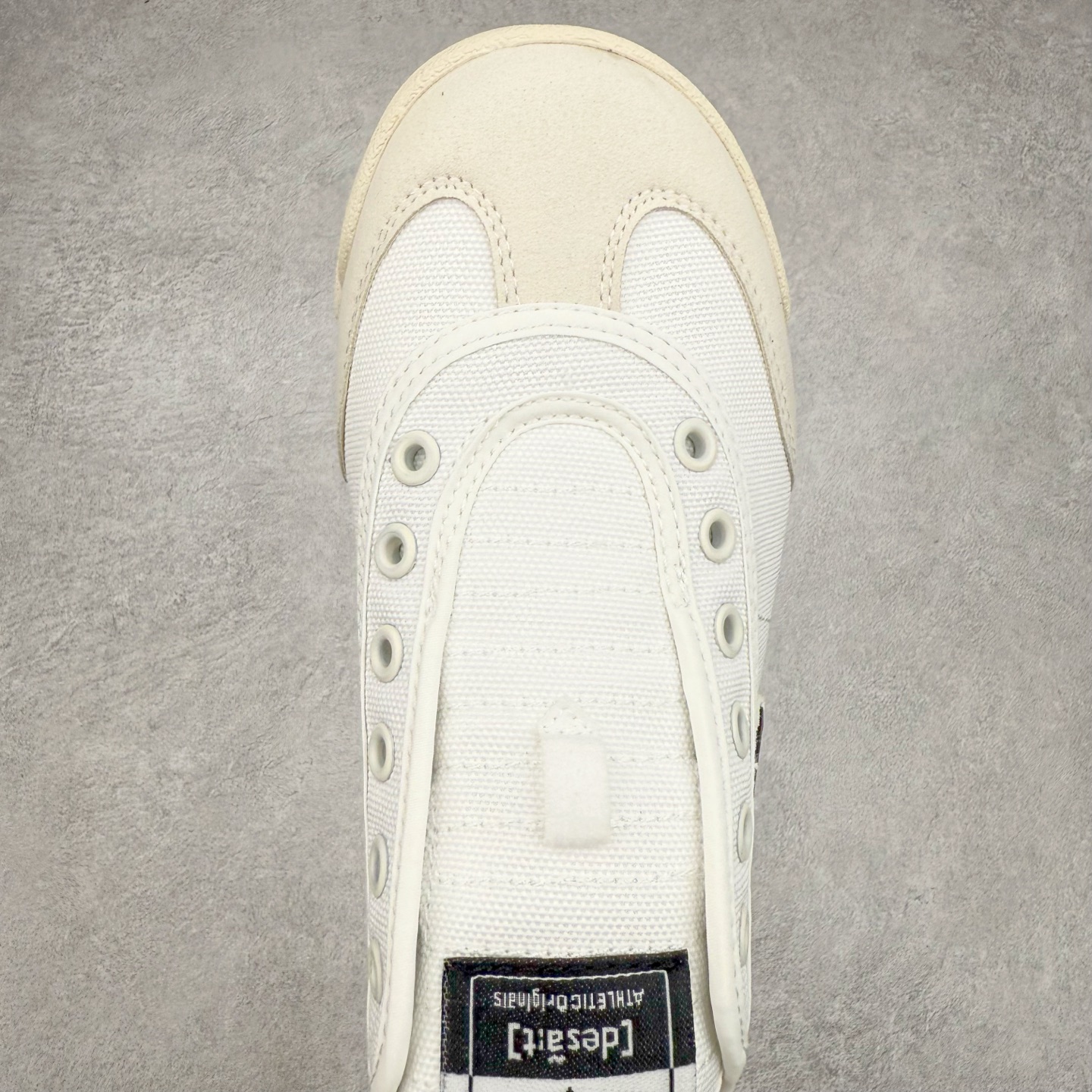 图片[4]-DESCENTE Sport Style Chron Racer迪桑特舒适百搭防滑耐磨低帮生活休闲鞋 是一款集复古与现代于一体的低帮跑步鞋 简洁的牛皮鞋面不仅彰显出时尚的质感 还适用于多种场合的穿搭 这款鞋子的透气性能极佳 轻质弹性鞋底则提供了良好的舒适度和耐磨性 使你在行走或跑步时都能感受到脚底的柔软与支撑 尺码：36 36.5 37.5 38 38.5 39 40 40.5 41 42 42.5 43 44 44.5 45-选品中心