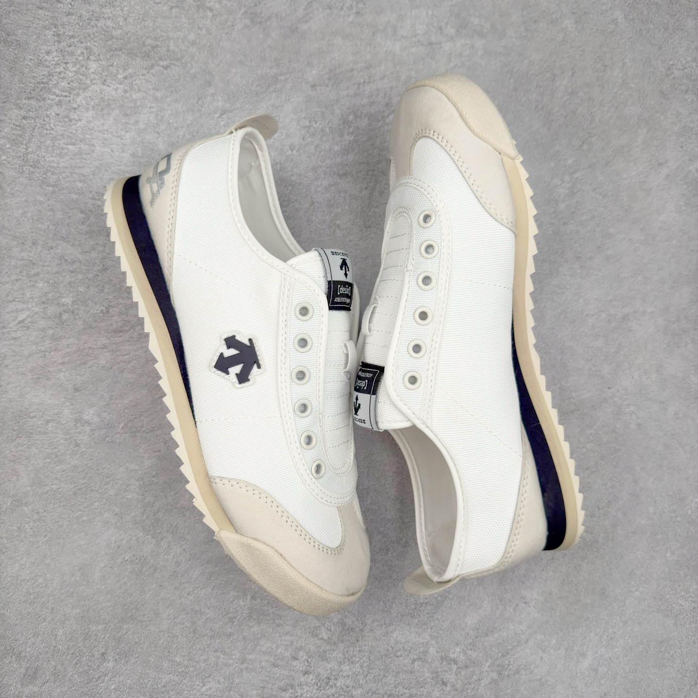 图片[3]-DESCENTE Sport Style Chron Racer迪桑特舒适百搭防滑耐磨低帮生活休闲鞋 是一款集复古与现代于一体的低帮跑步鞋 简洁的牛皮鞋面不仅彰显出时尚的质感 还适用于多种场合的穿搭 这款鞋子的透气性能极佳 轻质弹性鞋底则提供了良好的舒适度和耐磨性 使你在行走或跑步时都能感受到脚底的柔软与支撑 尺码：36 36.5 37.5 38 38.5 39 40 40.5 41 42 42.5 43 44 44.5 45-选品中心