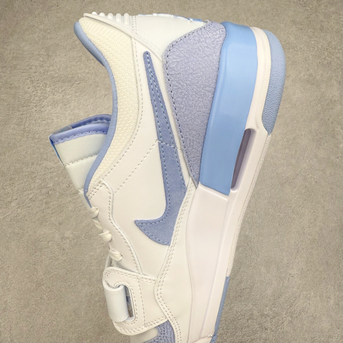 图片[7]-Air Jordan Legacy AJ312 低帮 FQ7827-104 鞋身采用了皮革材质打造 横跨鞋面的魔术贴十分吸睛 侧面的Swoosh Logo的一部分被鞋面遮挡了一部分 颇具玩味 魔术贴上标有NK标识 而鞋舌上是Jordan的经典飞翼Logo 后跟和鞋底均采用了Air Jordan 3 的设计 后跟上同样也使用了经典的爆裂纹图案 尺码：36 36.5 37.5 38 38.5 39 40 40.5 41 42 42.5 43 44 44.5 45 46 47.5-选品中心