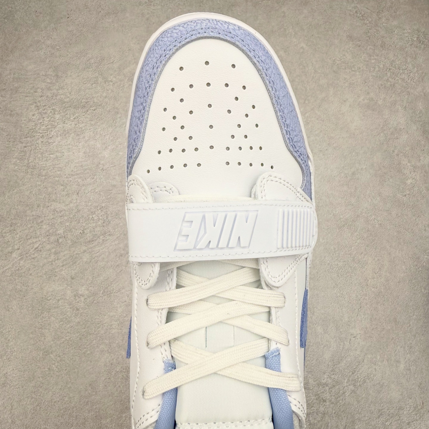 图片[4]-Air Jordan Legacy AJ312 低帮 FQ7827-104 鞋身采用了皮革材质打造 横跨鞋面的魔术贴十分吸睛 侧面的Swoosh Logo的一部分被鞋面遮挡了一部分 颇具玩味 魔术贴上标有NK标识 而鞋舌上是Jordan的经典飞翼Logo 后跟和鞋底均采用了Air Jordan 3 的设计 后跟上同样也使用了经典的爆裂纹图案 尺码：36 36.5 37.5 38 38.5 39 40 40.5 41 42 42.5 43 44 44.5 45 46 47.5-选品中心