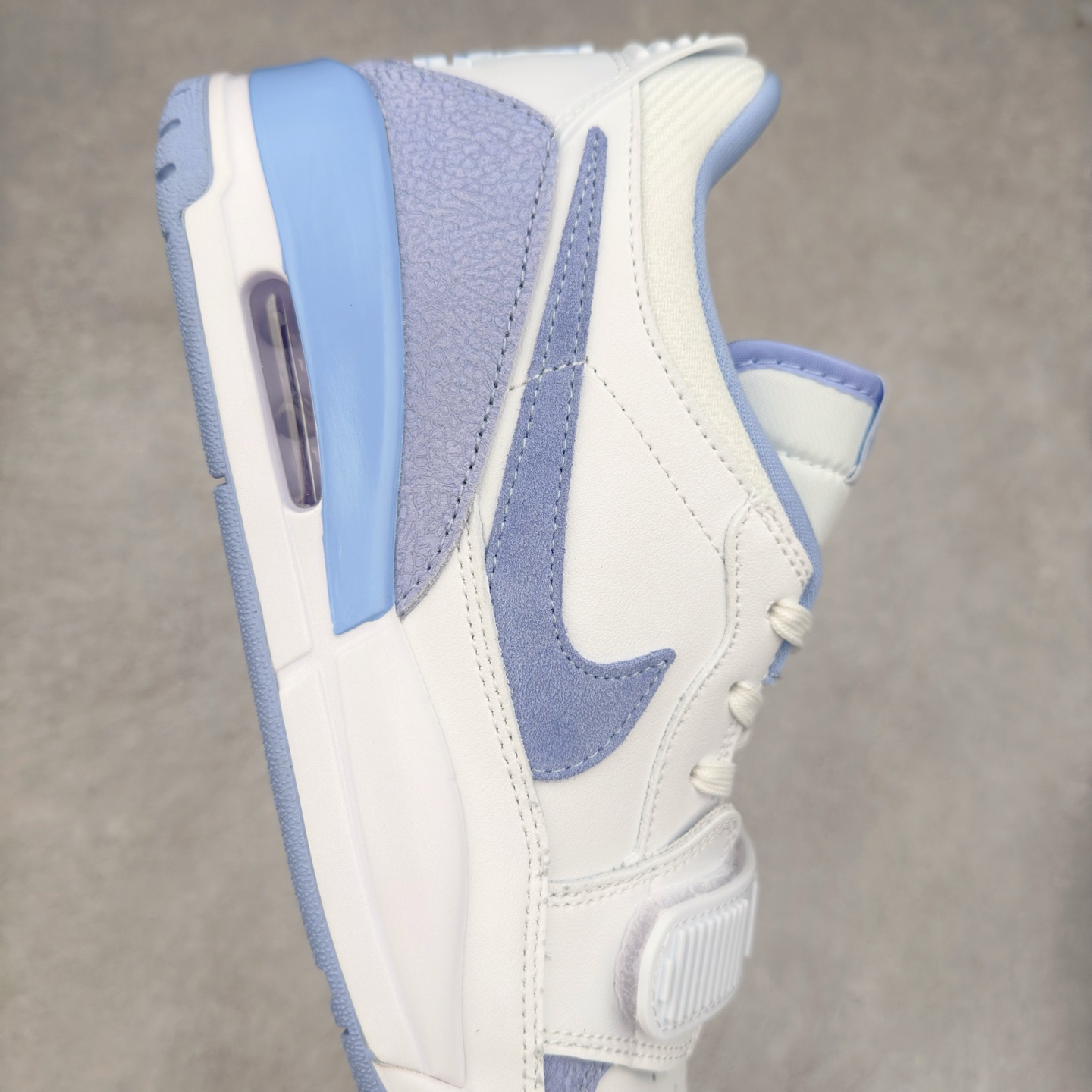 图片[6]-Air Jordan Legacy AJ312 低帮 FQ7827-104 鞋身采用了皮革材质打造 横跨鞋面的魔术贴十分吸睛 侧面的Swoosh Logo的一部分被鞋面遮挡了一部分 颇具玩味 魔术贴上标有NK标识 而鞋舌上是Jordan的经典飞翼Logo 后跟和鞋底均采用了Air Jordan 3 的设计 后跟上同样也使用了经典的爆裂纹图案 尺码：36 36.5 37.5 38 38.5 39 40 40.5 41 42 42.5 43 44 44.5 45 46 47.5-选品中心