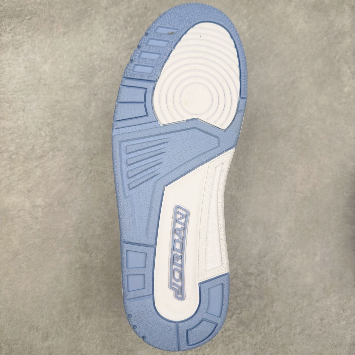 图片[9]-Air Jordan Legacy AJ312 低帮 FQ7827-104 鞋身采用了皮革材质打造 横跨鞋面的魔术贴十分吸睛 侧面的Swoosh Logo的一部分被鞋面遮挡了一部分 颇具玩味 魔术贴上标有NK标识 而鞋舌上是Jordan的经典飞翼Logo 后跟和鞋底均采用了Air Jordan 3 的设计 后跟上同样也使用了经典的爆裂纹图案 尺码：36 36.5 37.5 38 38.5 39 40 40.5 41 42 42.5 43 44 44.5 45 46 47.5-选品中心