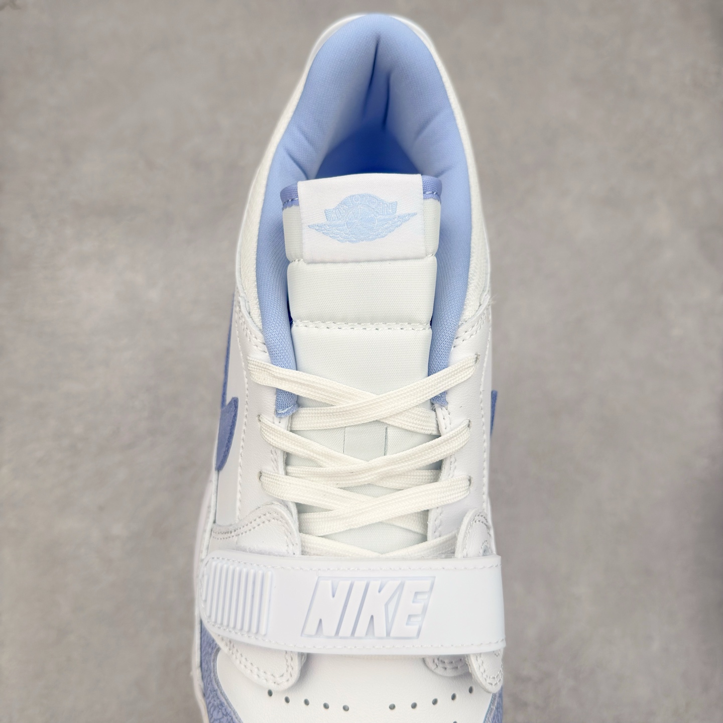 图片[5]-Air Jordan Legacy AJ312 低帮 FQ7827-104 鞋身采用了皮革材质打造 横跨鞋面的魔术贴十分吸睛 侧面的Swoosh Logo的一部分被鞋面遮挡了一部分 颇具玩味 魔术贴上标有NK标识 而鞋舌上是Jordan的经典飞翼Logo 后跟和鞋底均采用了Air Jordan 3 的设计 后跟上同样也使用了经典的爆裂纹图案 尺码：36 36.5 37.5 38 38.5 39 40 40.5 41 42 42.5 43 44 44.5 45 46 47.5-选品中心