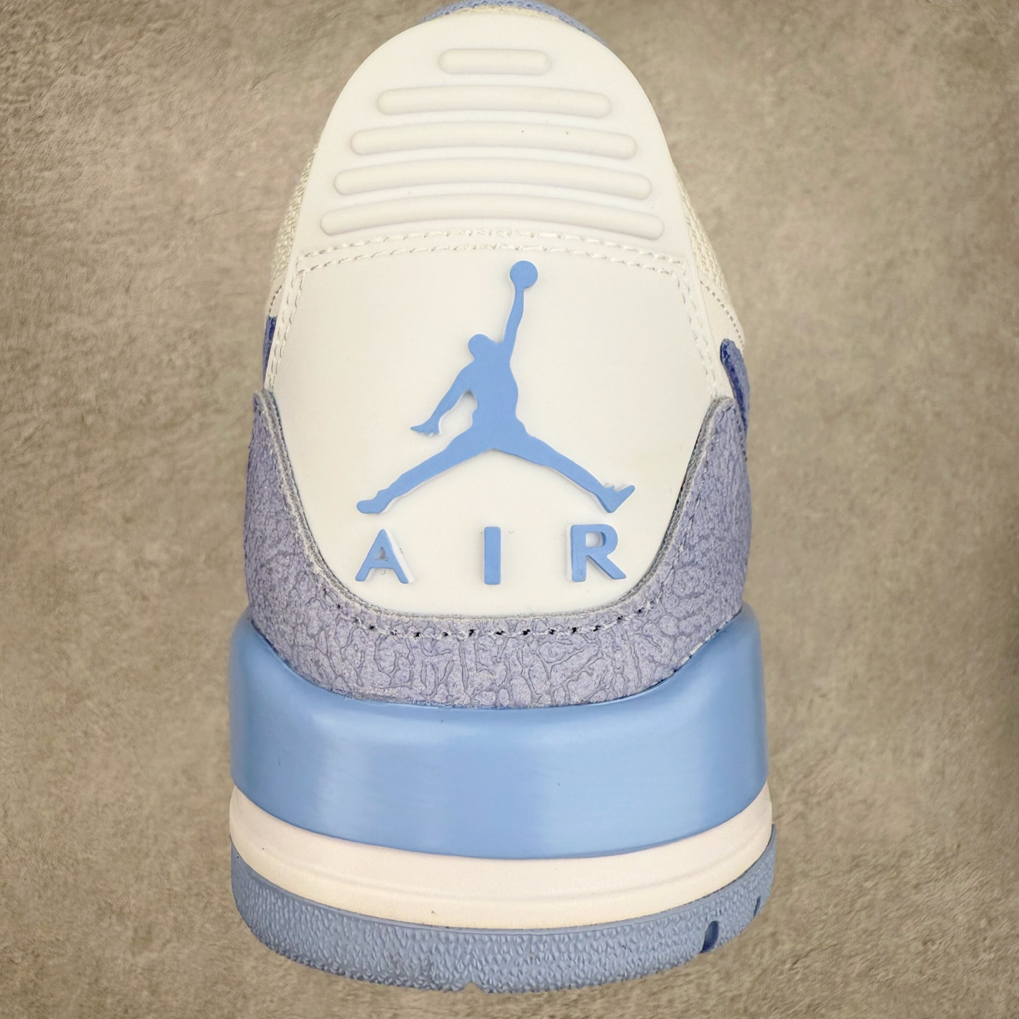 图片[8]-Air Jordan Legacy AJ312 低帮 FQ7827-104 鞋身采用了皮革材质打造 横跨鞋面的魔术贴十分吸睛 侧面的Swoosh Logo的一部分被鞋面遮挡了一部分 颇具玩味 魔术贴上标有NK标识 而鞋舌上是Jordan的经典飞翼Logo 后跟和鞋底均采用了Air Jordan 3 的设计 后跟上同样也使用了经典的爆裂纹图案 尺码：36 36.5 37.5 38 38.5 39 40 40.5 41 42 42.5 43 44 44.5 45 46 47.5-选品中心