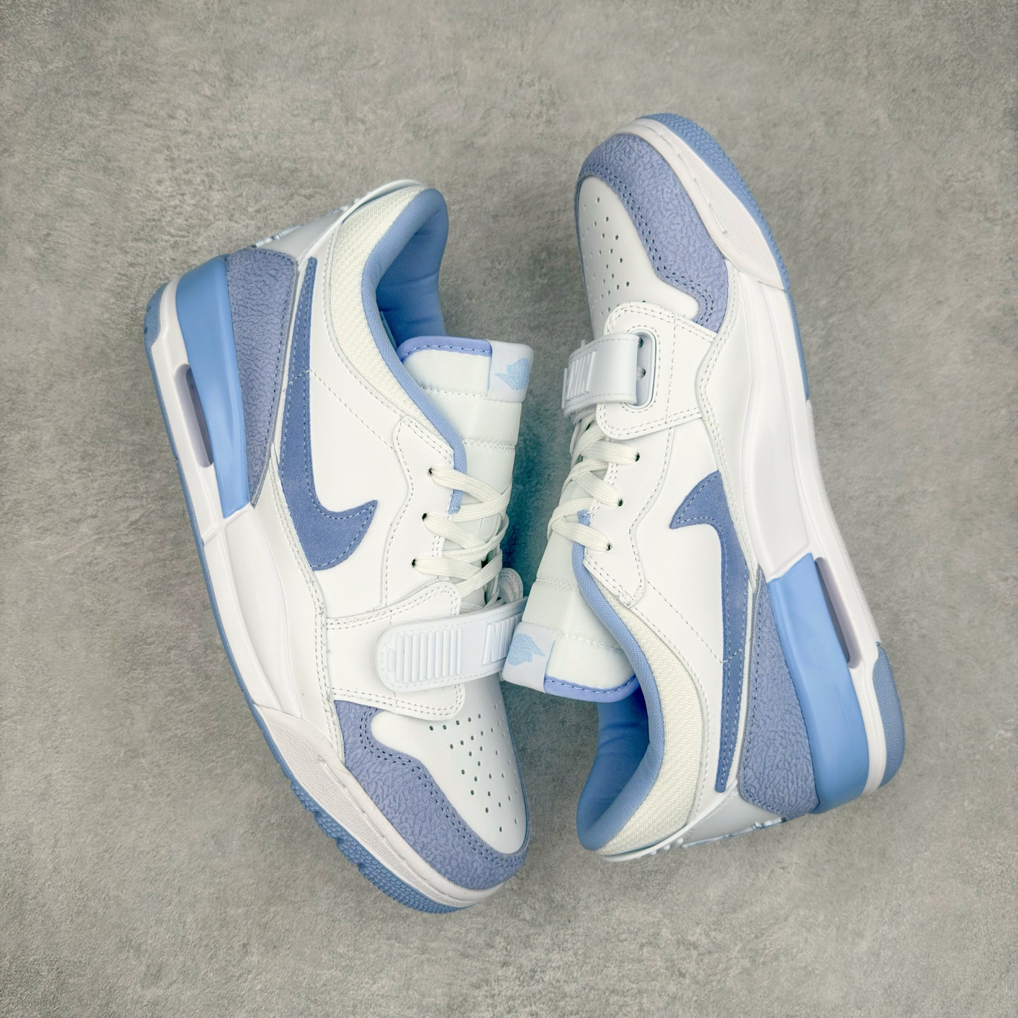 图片[3]-Air Jordan Legacy AJ312 低帮 FQ7827-104 鞋身采用了皮革材质打造 横跨鞋面的魔术贴十分吸睛 侧面的Swoosh Logo的一部分被鞋面遮挡了一部分 颇具玩味 魔术贴上标有NK标识 而鞋舌上是Jordan的经典飞翼Logo 后跟和鞋底均采用了Air Jordan 3 的设计 后跟上同样也使用了经典的爆裂纹图案 尺码：36 36.5 37.5 38 38.5 39 40 40.5 41 42 42.5 43 44 44.5 45 46 47.5-选品中心