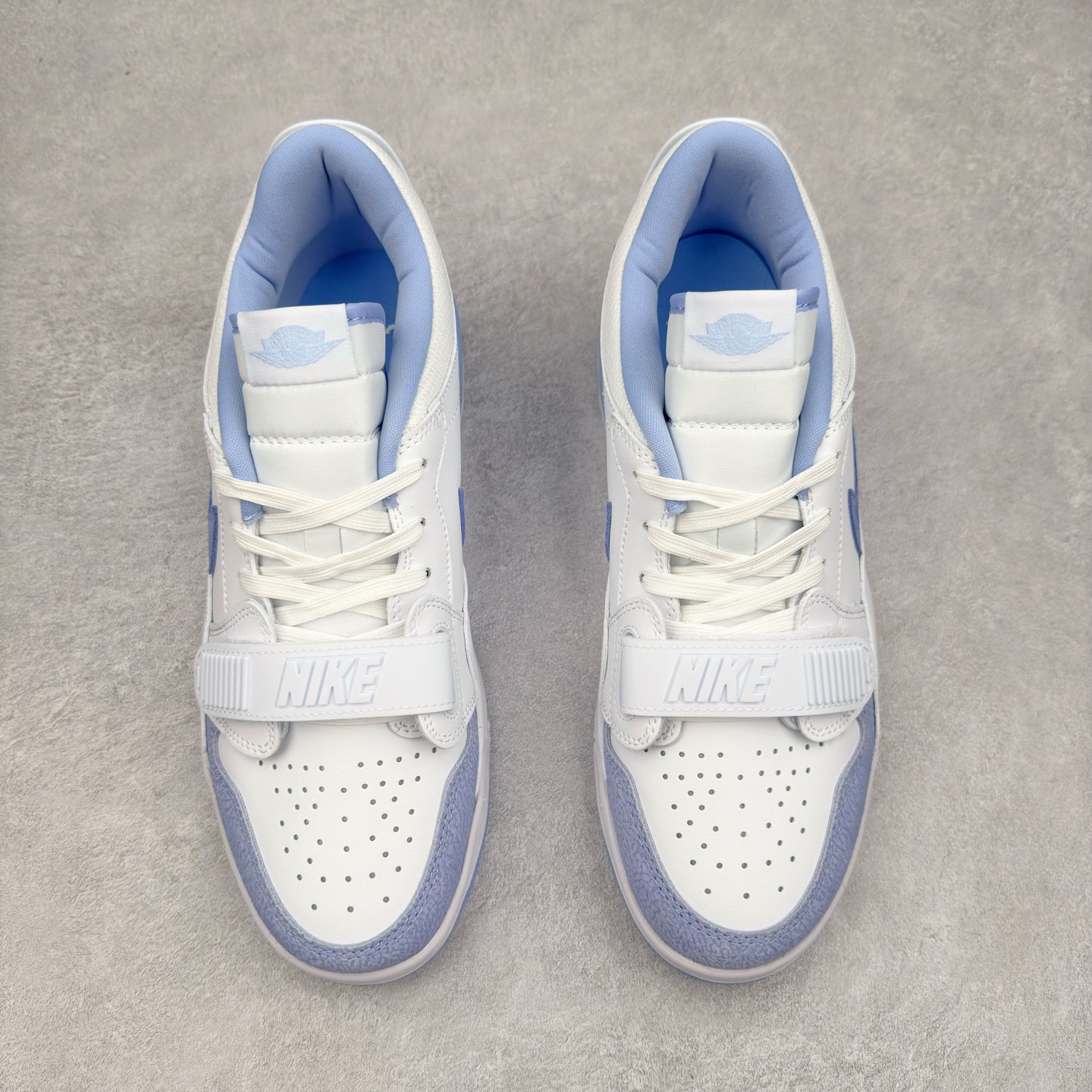 图片[2]-Air Jordan Legacy AJ312 低帮 FQ7827-104 鞋身采用了皮革材质打造 横跨鞋面的魔术贴十分吸睛 侧面的Swoosh Logo的一部分被鞋面遮挡了一部分 颇具玩味 魔术贴上标有NK标识 而鞋舌上是Jordan的经典飞翼Logo 后跟和鞋底均采用了Air Jordan 3 的设计 后跟上同样也使用了经典的爆裂纹图案 尺码：36 36.5 37.5 38 38.5 39 40 40.5 41 42 42.5 43 44 44.5 45 46 47.5-选品中心