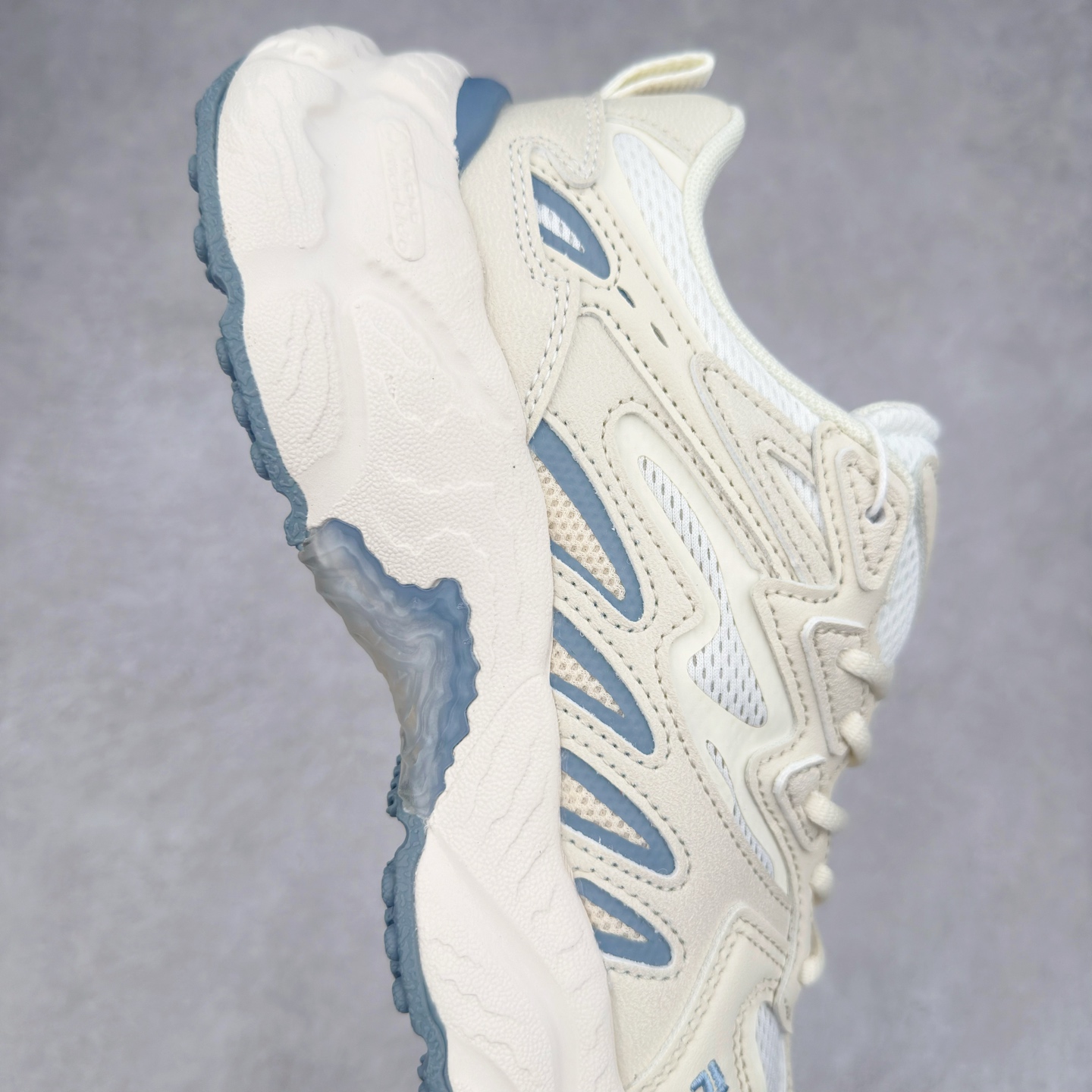 图片[6]-FILA FUSION Fluid 斐乐摩登潮牌防滑耐磨轻便运动鞋 FUSION 系列传承了 FILA 的百年基因，融入年轻运动及潮流文化，成为引领变革、创新突破的一代。以“1+N” 的跨界合作模式重现经典的同时创造经典。带来最出其不意的跨界合作惊喜。同时，FILAFUSION把FILA 的 DNA 融入到定制体验里，你可以随心制造厲于你的产品。FILA FUSION 的鞋家族涵盖了老爹鞋、跑步鞋、网球鞋、季节款。风格复古新潮，满足了时尚人士出行及各类运动的搭配需求，成为当下年轻人筷拥的鞋类品牌之一。FILA FUSION 走进年轻人的世界，通过年轻人运动，街舞，滑板，篮球，展现 FILA FUSION 的潮流态度和年轻文化。FILA FUSION 认为末来属于引领变革、创新突破的年轻一代，让我们一起构成 FILA 未来的蓝图吧！尺码：35.5 36 36.5 37.5 38 38.5 39 40 40.5 41 42 42.5 43 44 44.5 45 45.5-选品中心