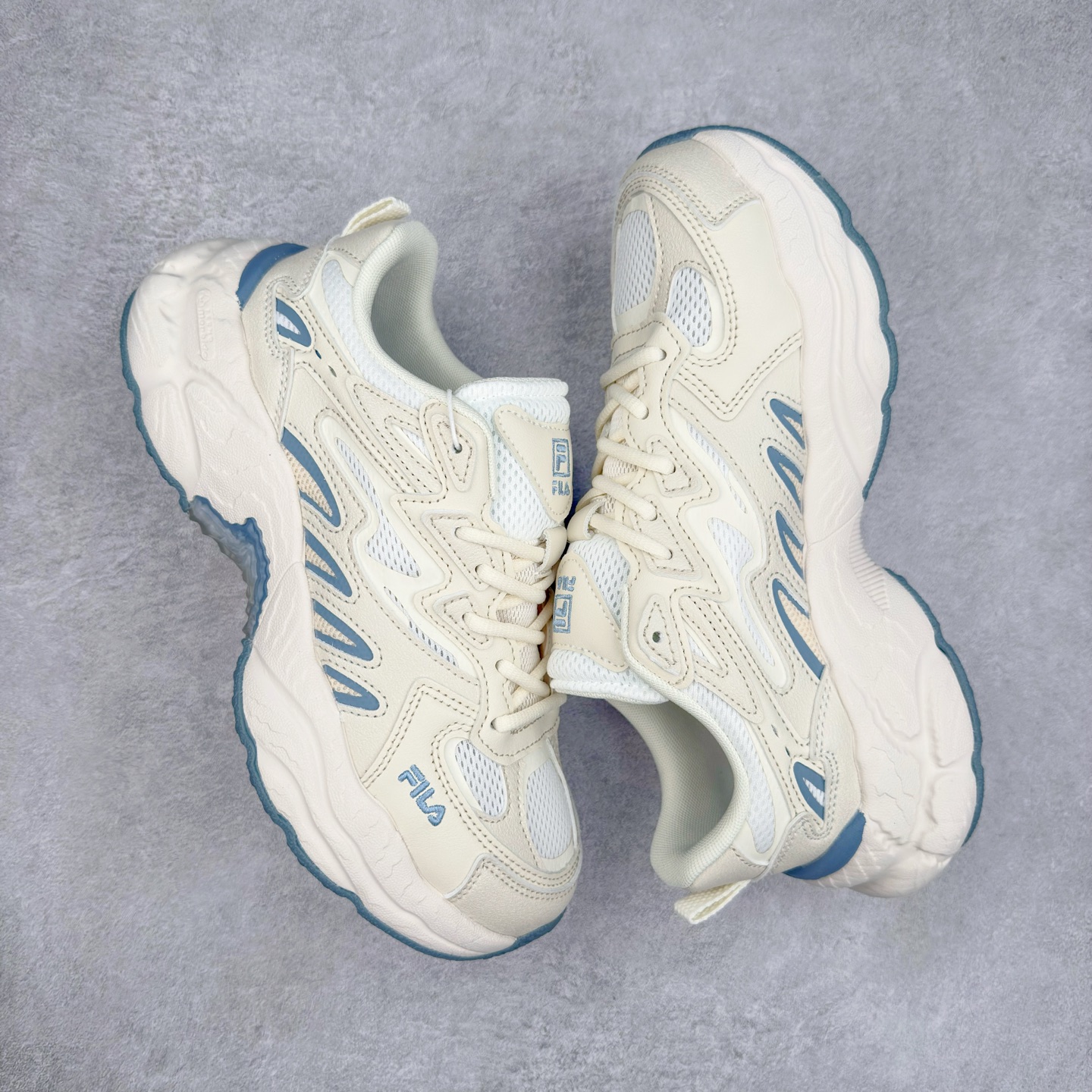 图片[3]-FILA FUSION Fluid 斐乐摩登潮牌防滑耐磨轻便运动鞋 FUSION 系列传承了 FILA 的百年基因，融入年轻运动及潮流文化，成为引领变革、创新突破的一代。以“1+N” 的跨界合作模式重现经典的同时创造经典。带来最出其不意的跨界合作惊喜。同时，FILAFUSION把FILA 的 DNA 融入到定制体验里，你可以随心制造厲于你的产品。FILA FUSION 的鞋家族涵盖了老爹鞋、跑步鞋、网球鞋、季节款。风格复古新潮，满足了时尚人士出行及各类运动的搭配需求，成为当下年轻人筷拥的鞋类品牌之一。FILA FUSION 走进年轻人的世界，通过年轻人运动，街舞，滑板，篮球，展现 FILA FUSION 的潮流态度和年轻文化。FILA FUSION 认为末来属于引领变革、创新突破的年轻一代，让我们一起构成 FILA 未来的蓝图吧！尺码：35.5 36 36.5 37.5 38 38.5 39 40 40.5 41 42 42.5 43 44 44.5 45 45.5-选品中心