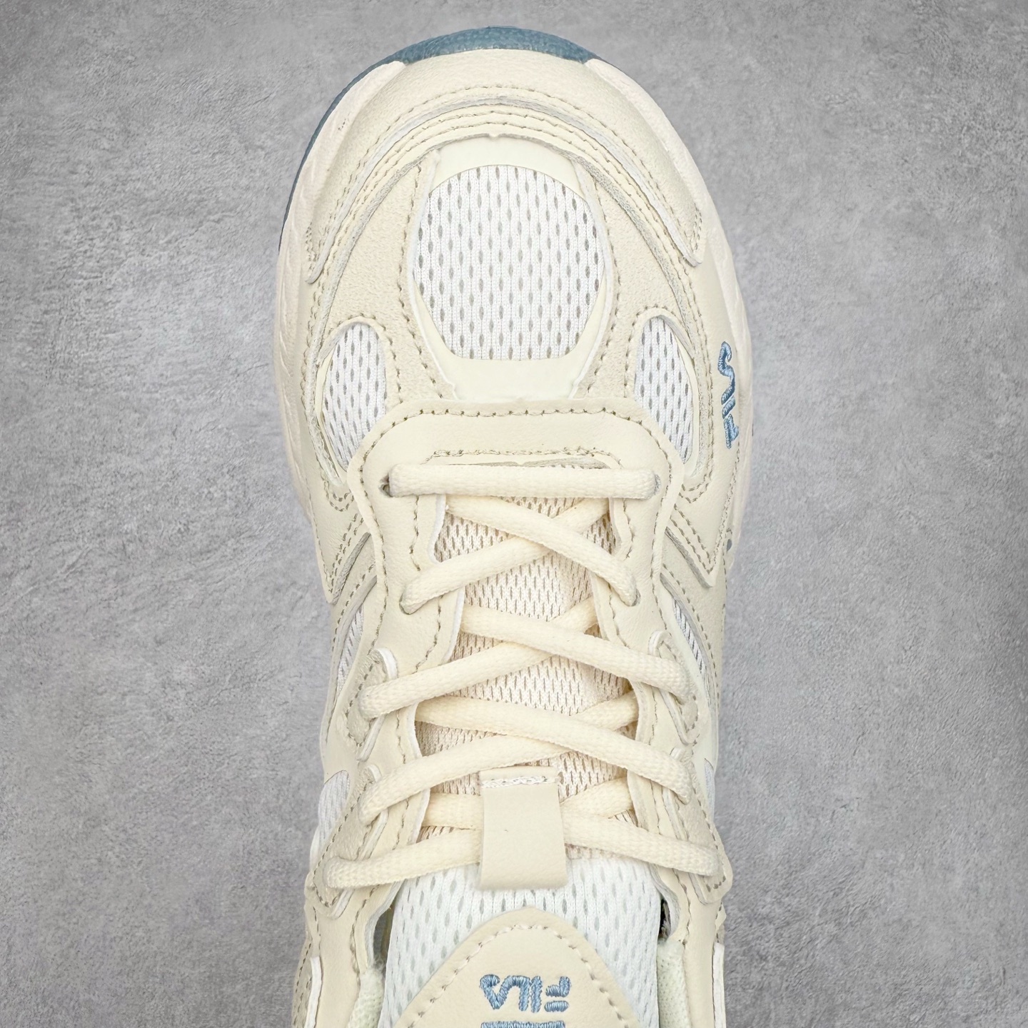 图片[4]-FILA FUSION Fluid 斐乐摩登潮牌防滑耐磨轻便运动鞋 FUSION 系列传承了 FILA 的百年基因，融入年轻运动及潮流文化，成为引领变革、创新突破的一代。以“1+N” 的跨界合作模式重现经典的同时创造经典。带来最出其不意的跨界合作惊喜。同时，FILAFUSION把FILA 的 DNA 融入到定制体验里，你可以随心制造厲于你的产品。FILA FUSION 的鞋家族涵盖了老爹鞋、跑步鞋、网球鞋、季节款。风格复古新潮，满足了时尚人士出行及各类运动的搭配需求，成为当下年轻人筷拥的鞋类品牌之一。FILA FUSION 走进年轻人的世界，通过年轻人运动，街舞，滑板，篮球，展现 FILA FUSION 的潮流态度和年轻文化。FILA FUSION 认为末来属于引领变革、创新突破的年轻一代，让我们一起构成 FILA 未来的蓝图吧！尺码：35.5 36 36.5 37.5 38 38.5 39 40 40.5 41 42 42.5 43 44 44.5 45 45.5-选品中心