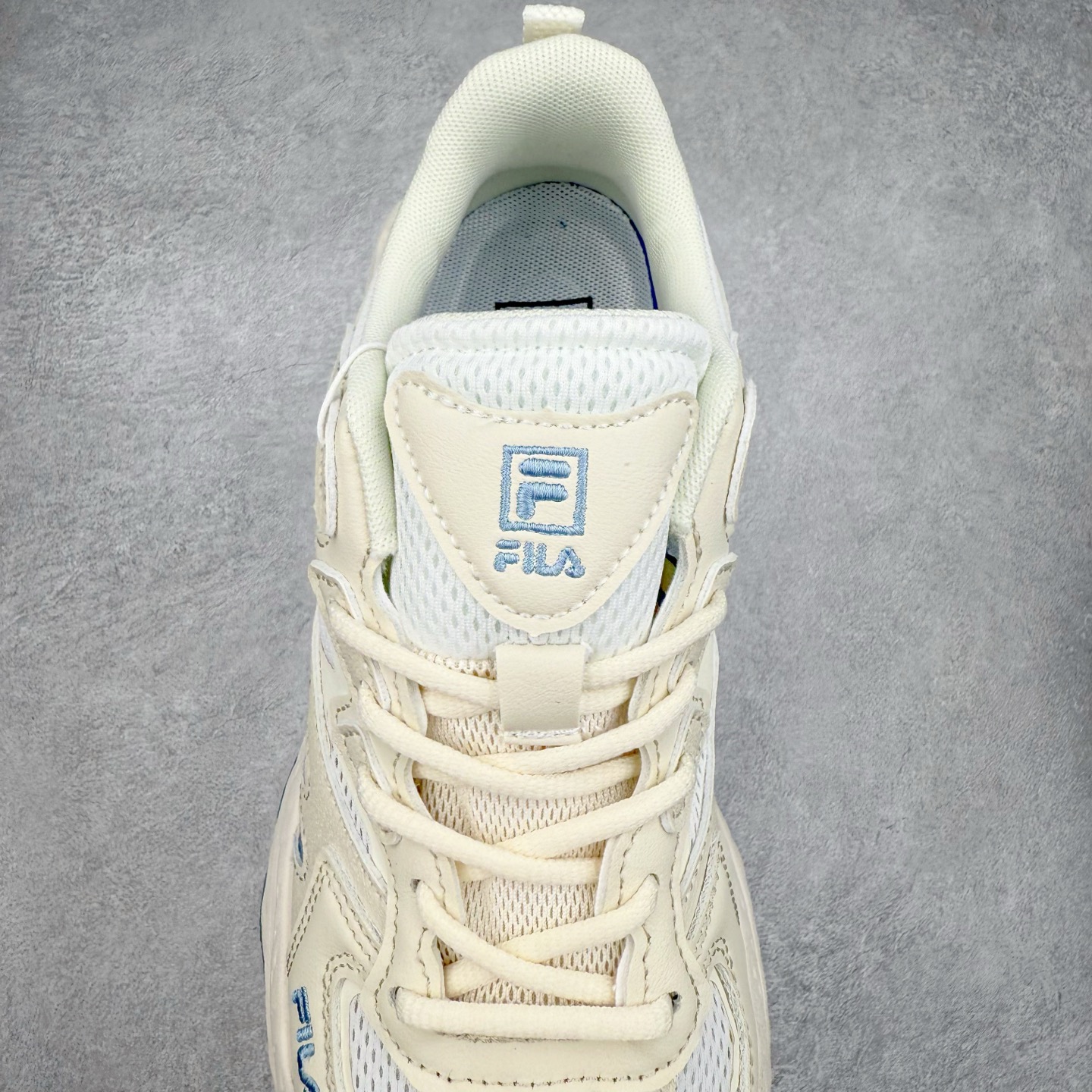 图片[5]-FILA FUSION Fluid 斐乐摩登潮牌防滑耐磨轻便运动鞋 FUSION 系列传承了 FILA 的百年基因，融入年轻运动及潮流文化，成为引领变革、创新突破的一代。以“1+N” 的跨界合作模式重现经典的同时创造经典。带来最出其不意的跨界合作惊喜。同时，FILAFUSION把FILA 的 DNA 融入到定制体验里，你可以随心制造厲于你的产品。FILA FUSION 的鞋家族涵盖了老爹鞋、跑步鞋、网球鞋、季节款。风格复古新潮，满足了时尚人士出行及各类运动的搭配需求，成为当下年轻人筷拥的鞋类品牌之一。FILA FUSION 走进年轻人的世界，通过年轻人运动，街舞，滑板，篮球，展现 FILA FUSION 的潮流态度和年轻文化。FILA FUSION 认为末来属于引领变革、创新突破的年轻一代，让我们一起构成 FILA 未来的蓝图吧！尺码：35.5 36 36.5 37.5 38 38.5 39 40 40.5 41 42 42.5 43 44 44.5 45 45.5-选品中心