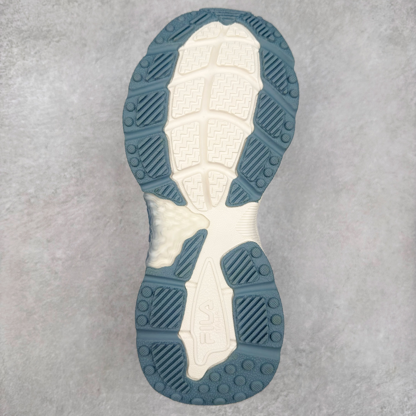 图片[9]-FILA FUSION Fluid 斐乐摩登潮牌防滑耐磨轻便运动鞋 FUSION 系列传承了 FILA 的百年基因，融入年轻运动及潮流文化，成为引领变革、创新突破的一代。以“1+N” 的跨界合作模式重现经典的同时创造经典。带来最出其不意的跨界合作惊喜。同时，FILAFUSION把FILA 的 DNA 融入到定制体验里，你可以随心制造厲于你的产品。FILA FUSION 的鞋家族涵盖了老爹鞋、跑步鞋、网球鞋、季节款。风格复古新潮，满足了时尚人士出行及各类运动的搭配需求，成为当下年轻人筷拥的鞋类品牌之一。FILA FUSION 走进年轻人的世界，通过年轻人运动，街舞，滑板，篮球，展现 FILA FUSION 的潮流态度和年轻文化。FILA FUSION 认为末来属于引领变革、创新突破的年轻一代，让我们一起构成 FILA 未来的蓝图吧！尺码：35.5 36 36.5 37.5 38 38.5 39 40 40.5 41 42 42.5 43 44 44.5 45 45.5-选品中心