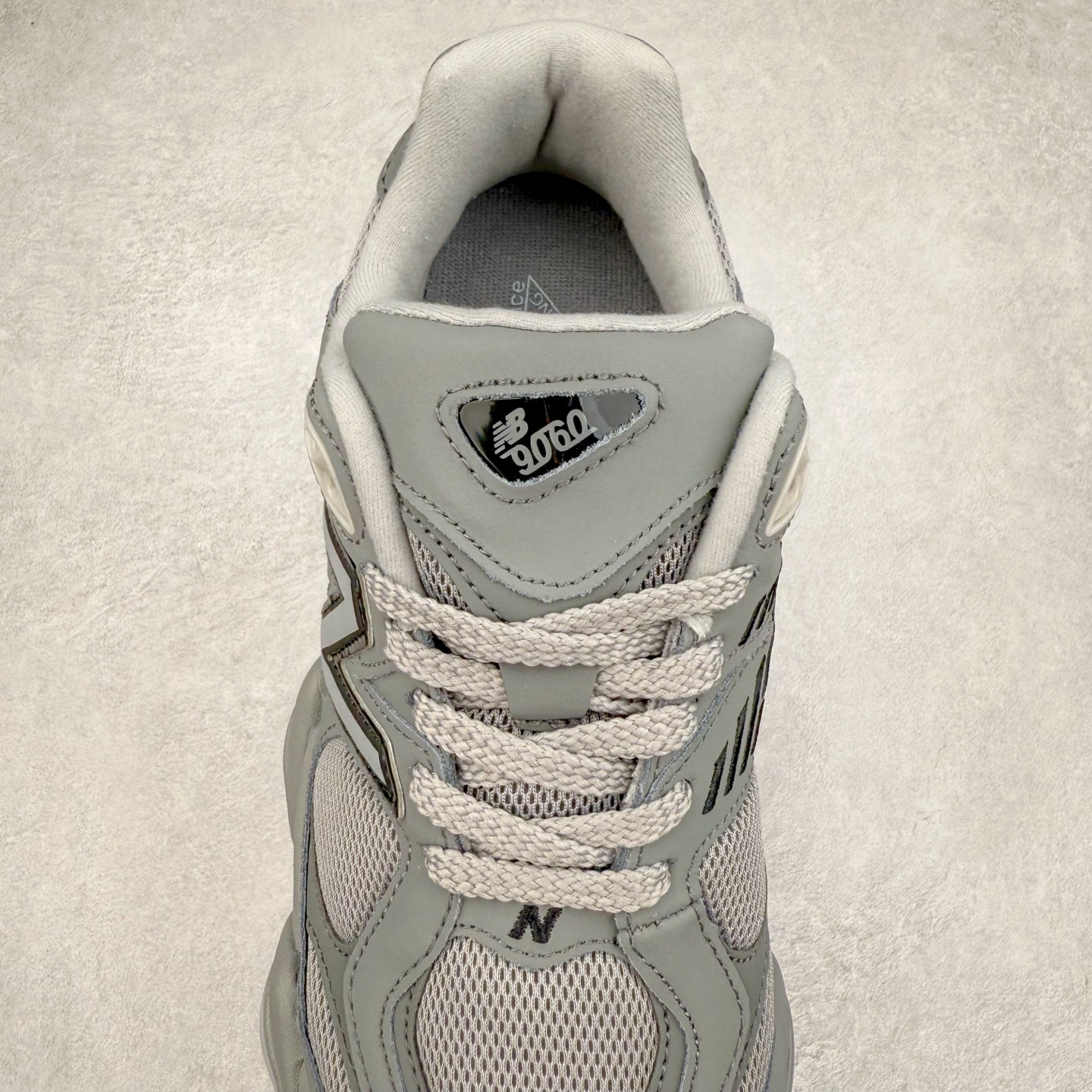 图片[5]-New Balance NB9060 复古运动鞋 新百伦又带来了新鞋型 并且是与芝加哥街头品牌 Joe Freshgoods 的联名款 鞋身主体采用了类似 990 系列的设计风格 与传统复古慢跑鞋区别不大 最大的变化就是鞋底部分 在传统设计的中底外层 增加了多个分区的模块 圆润的线条设计与我们熟悉的 New Balance 风格截然不同 但与同样充满弧形线条的鞋面搭配 看起来毫无违和感 尺码：36-45-选品中心