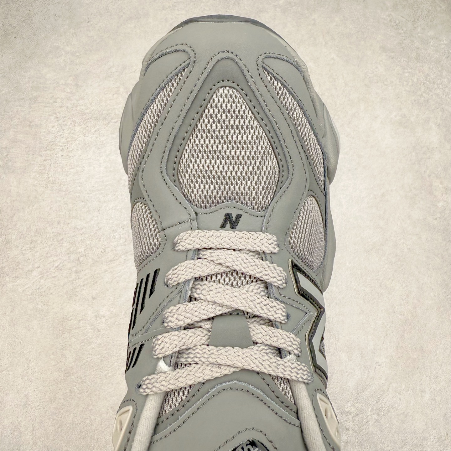 图片[4]-New Balance NB9060 复古运动鞋 新百伦又带来了新鞋型 并且是与芝加哥街头品牌 Joe Freshgoods 的联名款 鞋身主体采用了类似 990 系列的设计风格 与传统复古慢跑鞋区别不大 最大的变化就是鞋底部分 在传统设计的中底外层 增加了多个分区的模块 圆润的线条设计与我们熟悉的 New Balance 风格截然不同 但与同样充满弧形线条的鞋面搭配 看起来毫无违和感 尺码：36-45-选品中心