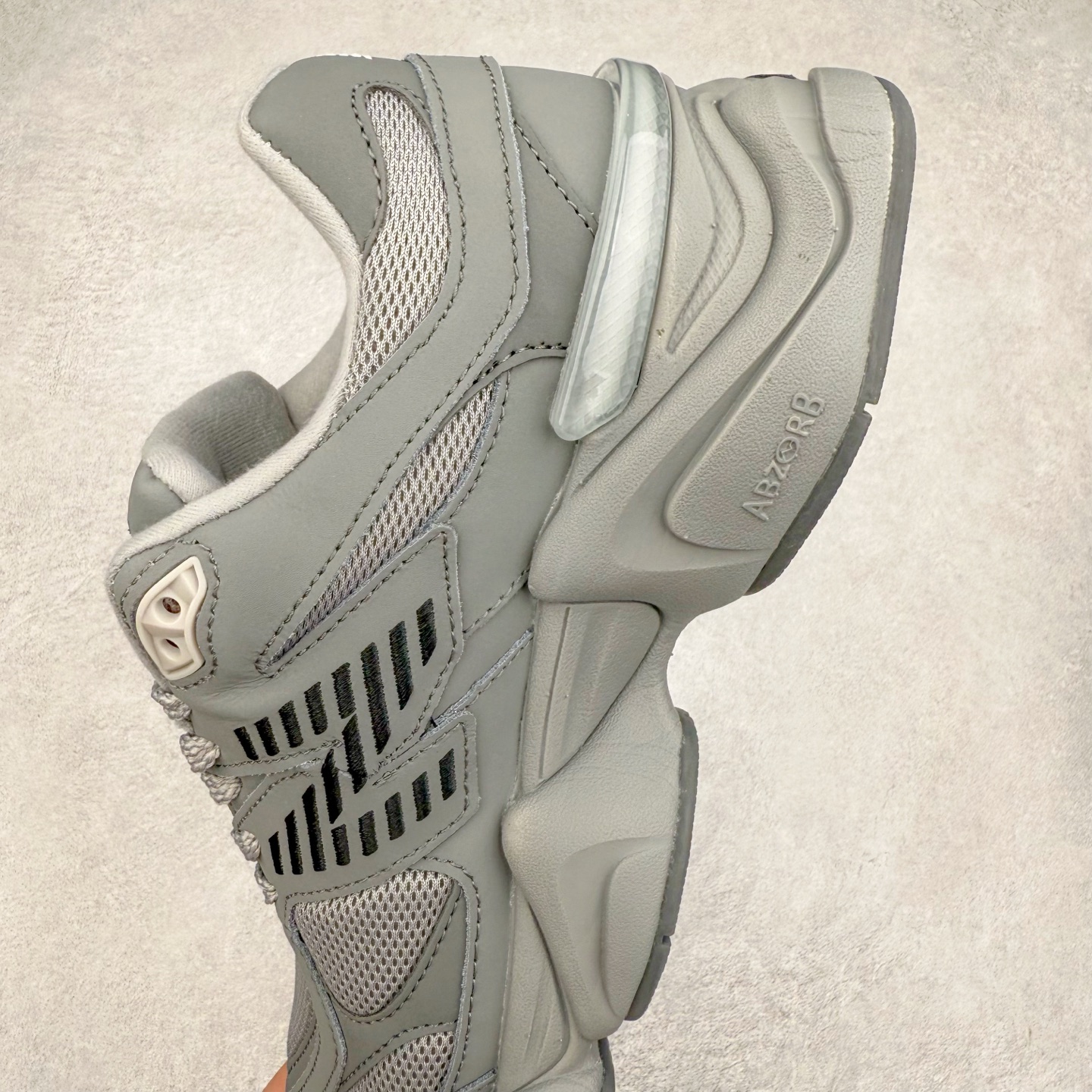 图片[7]-New Balance NB9060 复古运动鞋 新百伦又带来了新鞋型 并且是与芝加哥街头品牌 Joe Freshgoods 的联名款 鞋身主体采用了类似 990 系列的设计风格 与传统复古慢跑鞋区别不大 最大的变化就是鞋底部分 在传统设计的中底外层 增加了多个分区的模块 圆润的线条设计与我们熟悉的 New Balance 风格截然不同 但与同样充满弧形线条的鞋面搭配 看起来毫无违和感 尺码：36-45-选品中心