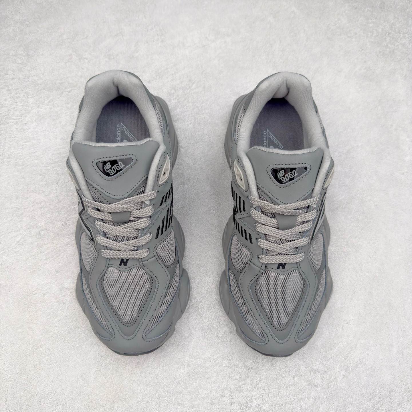 图片[2]-New Balance NB9060 复古运动鞋 新百伦又带来了新鞋型 并且是与芝加哥街头品牌 Joe Freshgoods 的联名款 鞋身主体采用了类似 990 系列的设计风格 与传统复古慢跑鞋区别不大 最大的变化就是鞋底部分 在传统设计的中底外层 增加了多个分区的模块 圆润的线条设计与我们熟悉的 New Balance 风格截然不同 但与同样充满弧形线条的鞋面搭配 看起来毫无违和感 尺码：36-45-选品中心