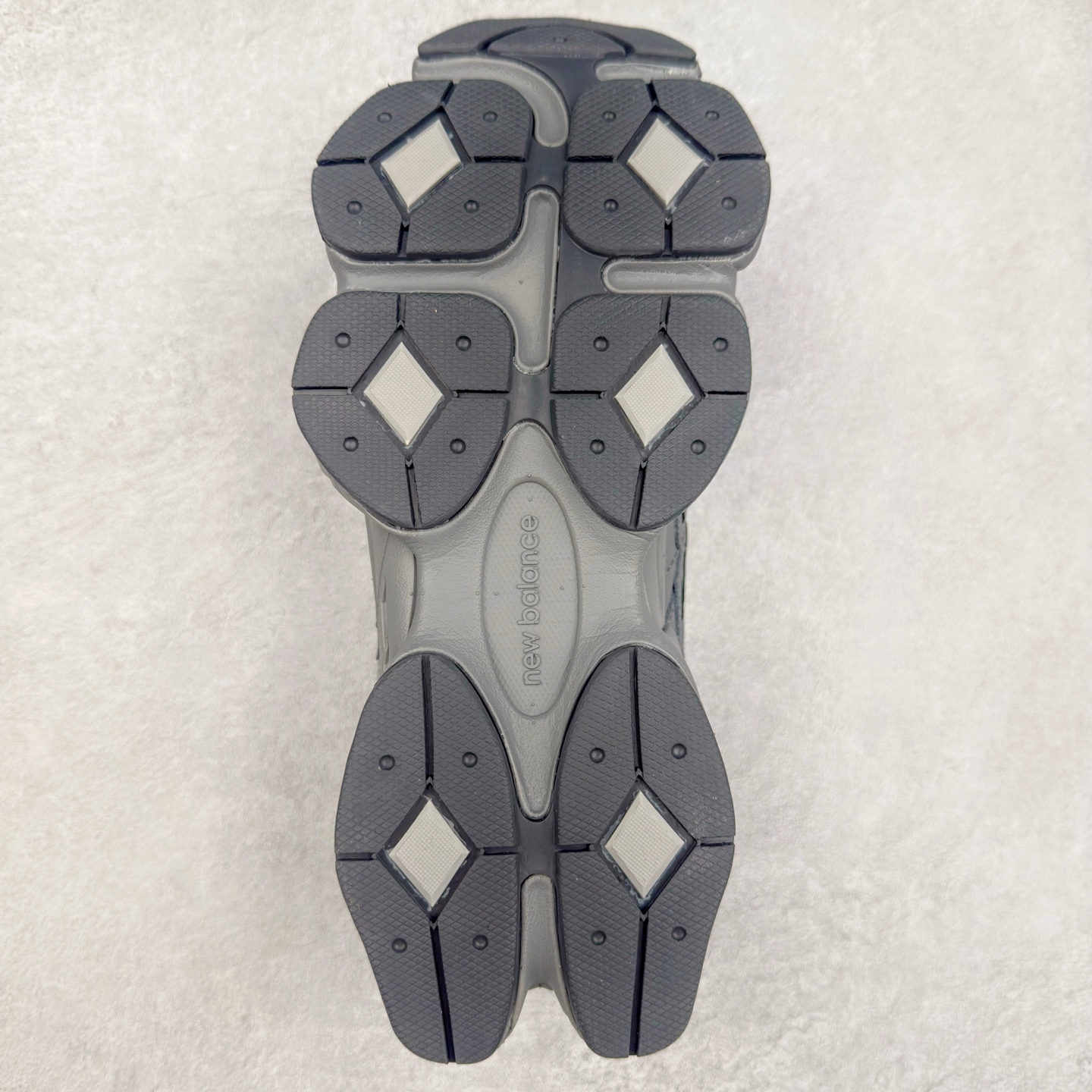 图片[9]-New Balance NB9060 复古运动鞋 新百伦又带来了新鞋型 并且是与芝加哥街头品牌 Joe Freshgoods 的联名款 鞋身主体采用了类似 990 系列的设计风格 与传统复古慢跑鞋区别不大 最大的变化就是鞋底部分 在传统设计的中底外层 增加了多个分区的模块 圆润的线条设计与我们熟悉的 New Balance 风格截然不同 但与同样充满弧形线条的鞋面搭配 看起来毫无违和感 尺码：36-45-选品中心