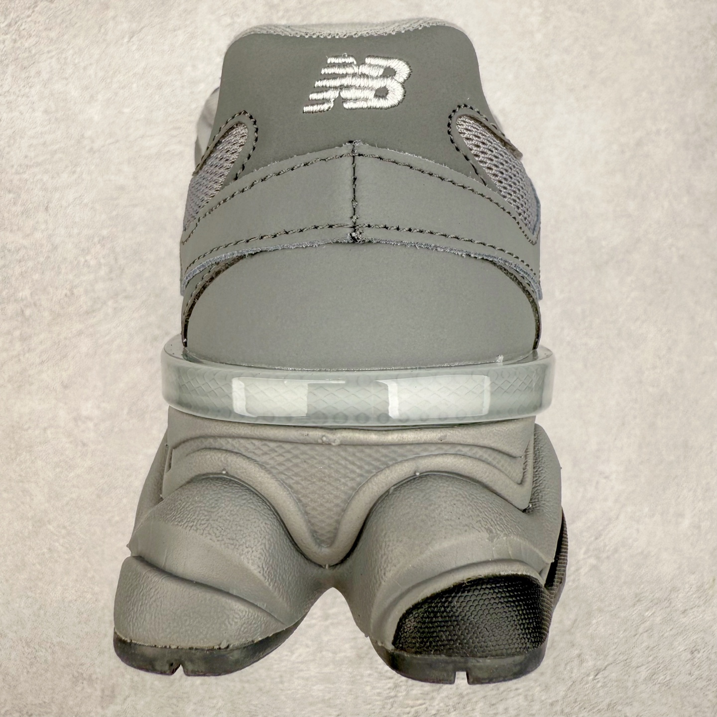 图片[8]-New Balance NB9060 复古运动鞋 新百伦又带来了新鞋型 并且是与芝加哥街头品牌 Joe Freshgoods 的联名款 鞋身主体采用了类似 990 系列的设计风格 与传统复古慢跑鞋区别不大 最大的变化就是鞋底部分 在传统设计的中底外层 增加了多个分区的模块 圆润的线条设计与我们熟悉的 New Balance 风格截然不同 但与同样充满弧形线条的鞋面搭配 看起来毫无违和感 尺码：36-45-选品中心