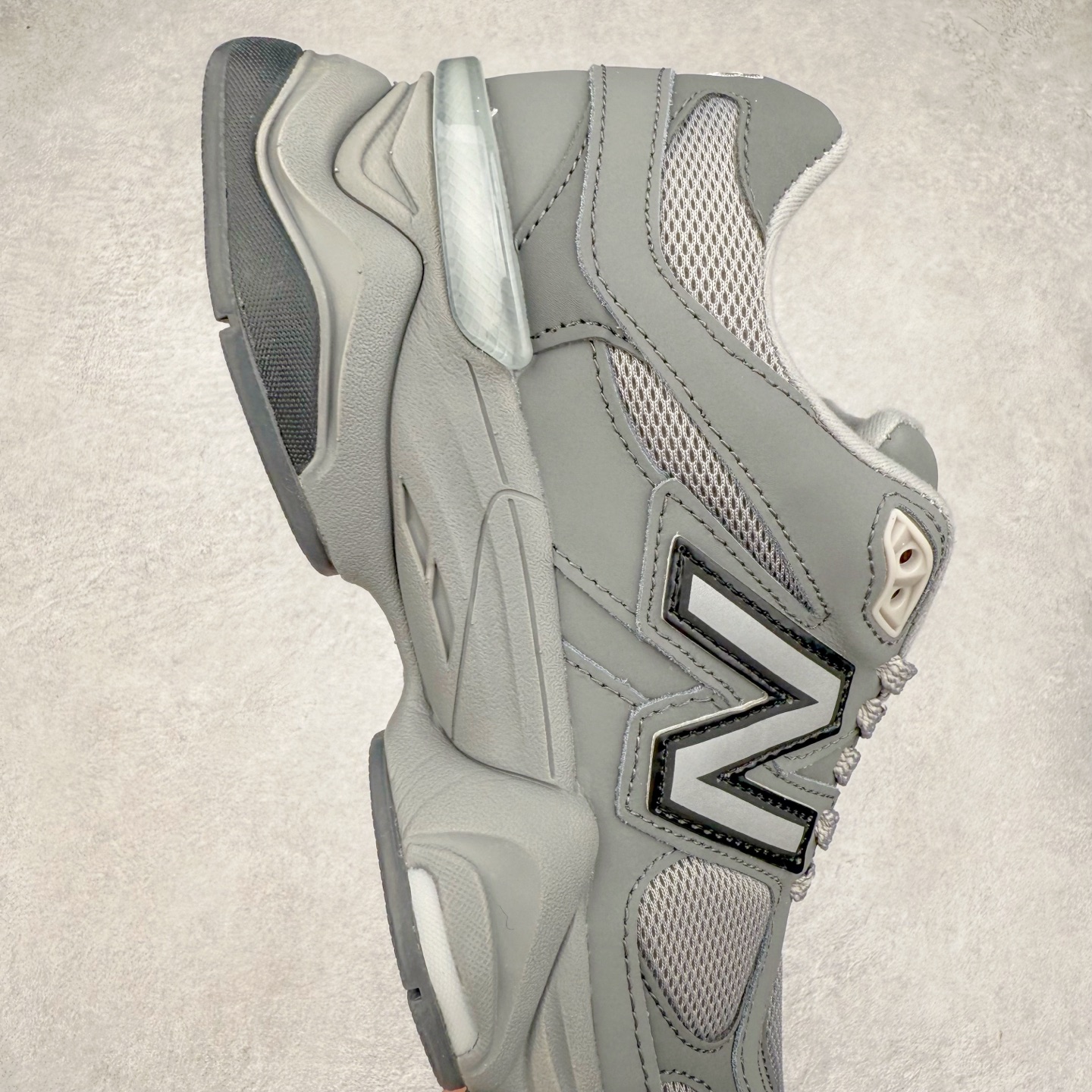 图片[6]-New Balance NB9060 复古运动鞋 新百伦又带来了新鞋型 并且是与芝加哥街头品牌 Joe Freshgoods 的联名款 鞋身主体采用了类似 990 系列的设计风格 与传统复古慢跑鞋区别不大 最大的变化就是鞋底部分 在传统设计的中底外层 增加了多个分区的模块 圆润的线条设计与我们熟悉的 New Balance 风格截然不同 但与同样充满弧形线条的鞋面搭配 看起来毫无违和感 尺码：36-45-选品中心