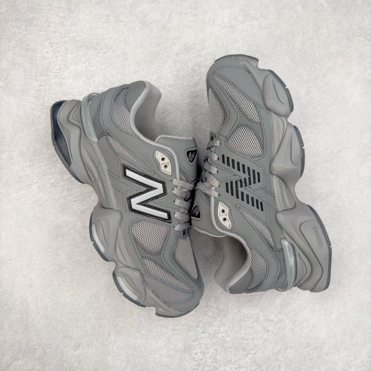 图片[3]-New Balance NB9060 复古运动鞋 新百伦又带来了新鞋型 并且是与芝加哥街头品牌 Joe Freshgoods 的联名款 鞋身主体采用了类似 990 系列的设计风格 与传统复古慢跑鞋区别不大 最大的变化就是鞋底部分 在传统设计的中底外层 增加了多个分区的模块 圆润的线条设计与我们熟悉的 New Balance 风格截然不同 但与同样充满弧形线条的鞋面搭配 看起来毫无违和感 尺码：36-45-选品中心