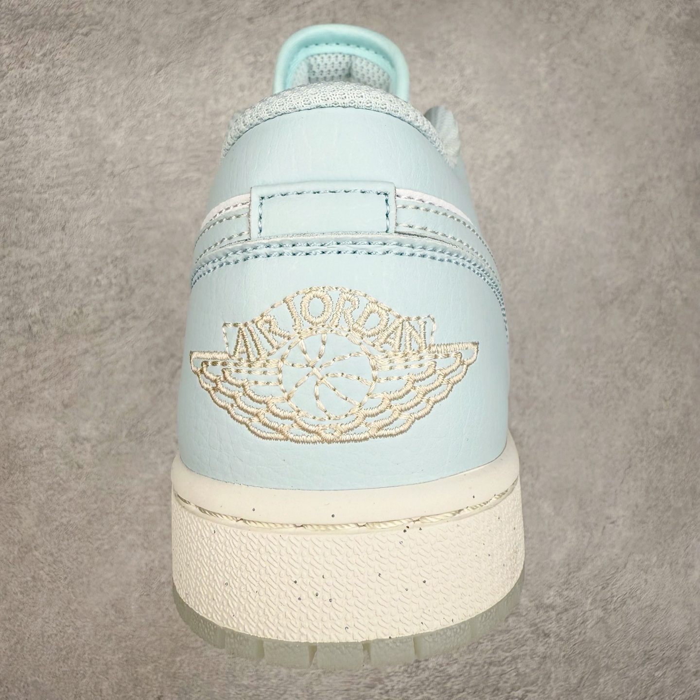 图片[8]-＃K版 Air Jordan AJ1 Low 低帮 浅蓝白 HJ5971-400 全新流水线出品 DT版本唯一平替选择 市场第二梯队最强版 全部原鞋开发 原楦原纸板开发 全鞋电脑针车 原厂内置全掌气垫 原盒内在原标 唯一Zp原版鞋带绑法 免检产品 全新2022版型 全头层皮料 完美零毛边处理 原厂配置全掌气垫 价格定位良心 几十个配色陆续出货 实拍调校N版已经零色差零失真 百分百还原实物色彩所见即所得 不存在货不对板色差等低级问题 选购参考实物拍摄 不混卖不参货 只用心做好货严格选品 承诺混一赔十 尺码：36 36.5 37.5 38 38.5 39 40 40.5 41 42 42.5 43 44 44.5 45-选品中心