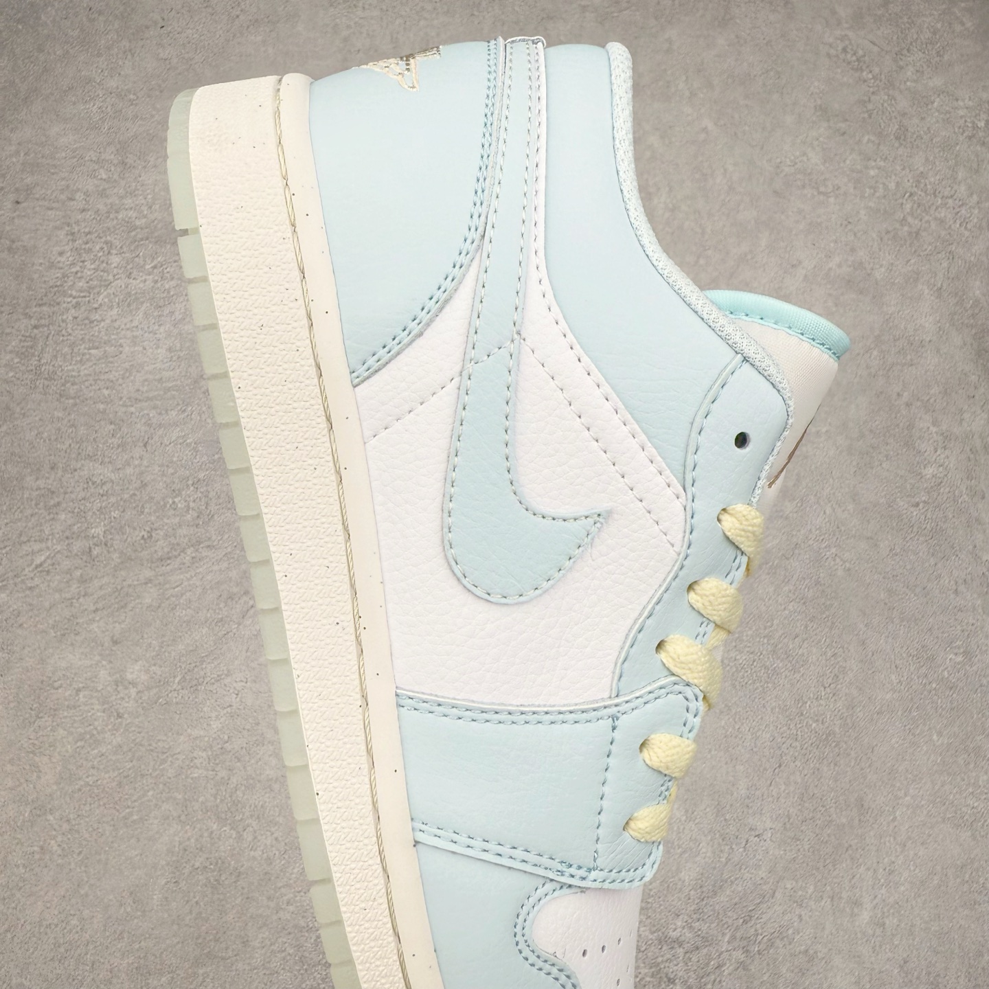 图片[6]-＃K版 Air Jordan AJ1 Low 低帮 浅蓝白 HJ5971-400 全新流水线出品 DT版本唯一平替选择 市场第二梯队最强版 全部原鞋开发 原楦原纸板开发 全鞋电脑针车 原厂内置全掌气垫 原盒内在原标 唯一Zp原版鞋带绑法 免检产品 全新2022版型 全头层皮料 完美零毛边处理 原厂配置全掌气垫 价格定位良心 几十个配色陆续出货 实拍调校N版已经零色差零失真 百分百还原实物色彩所见即所得 不存在货不对板色差等低级问题 选购参考实物拍摄 不混卖不参货 只用心做好货严格选品 承诺混一赔十 尺码：36 36.5 37.5 38 38.5 39 40 40.5 41 42 42.5 43 44 44.5 45-选品中心