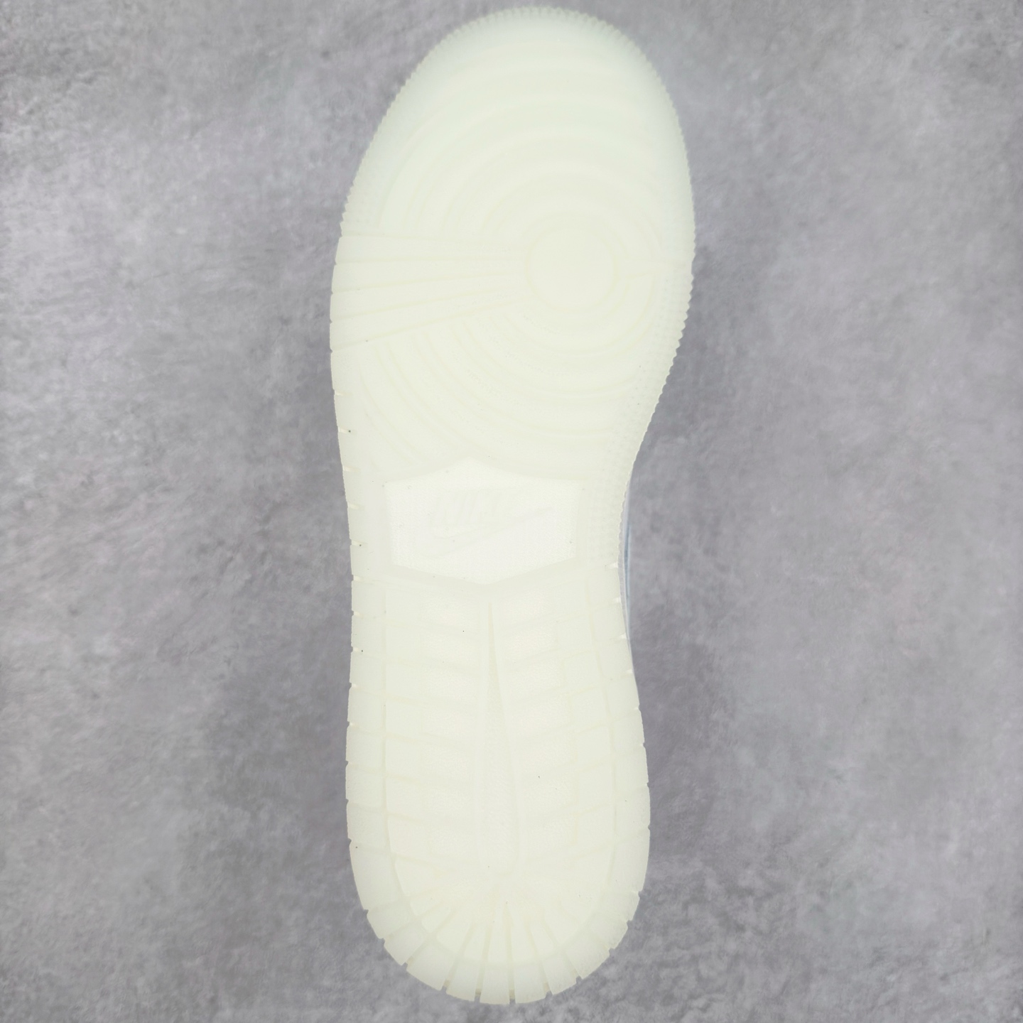 图片[9]-＃K版 Air Jordan AJ1 Low 低帮 浅蓝白 HJ5971-400 全新流水线出品 DT版本唯一平替选择 市场第二梯队最强版 全部原鞋开发 原楦原纸板开发 全鞋电脑针车 原厂内置全掌气垫 原盒内在原标 唯一Zp原版鞋带绑法 免检产品 全新2022版型 全头层皮料 完美零毛边处理 原厂配置全掌气垫 价格定位良心 几十个配色陆续出货 实拍调校N版已经零色差零失真 百分百还原实物色彩所见即所得 不存在货不对板色差等低级问题 选购参考实物拍摄 不混卖不参货 只用心做好货严格选品 承诺混一赔十 尺码：36 36.5 37.5 38 38.5 39 40 40.5 41 42 42.5 43 44 44.5 45-选品中心