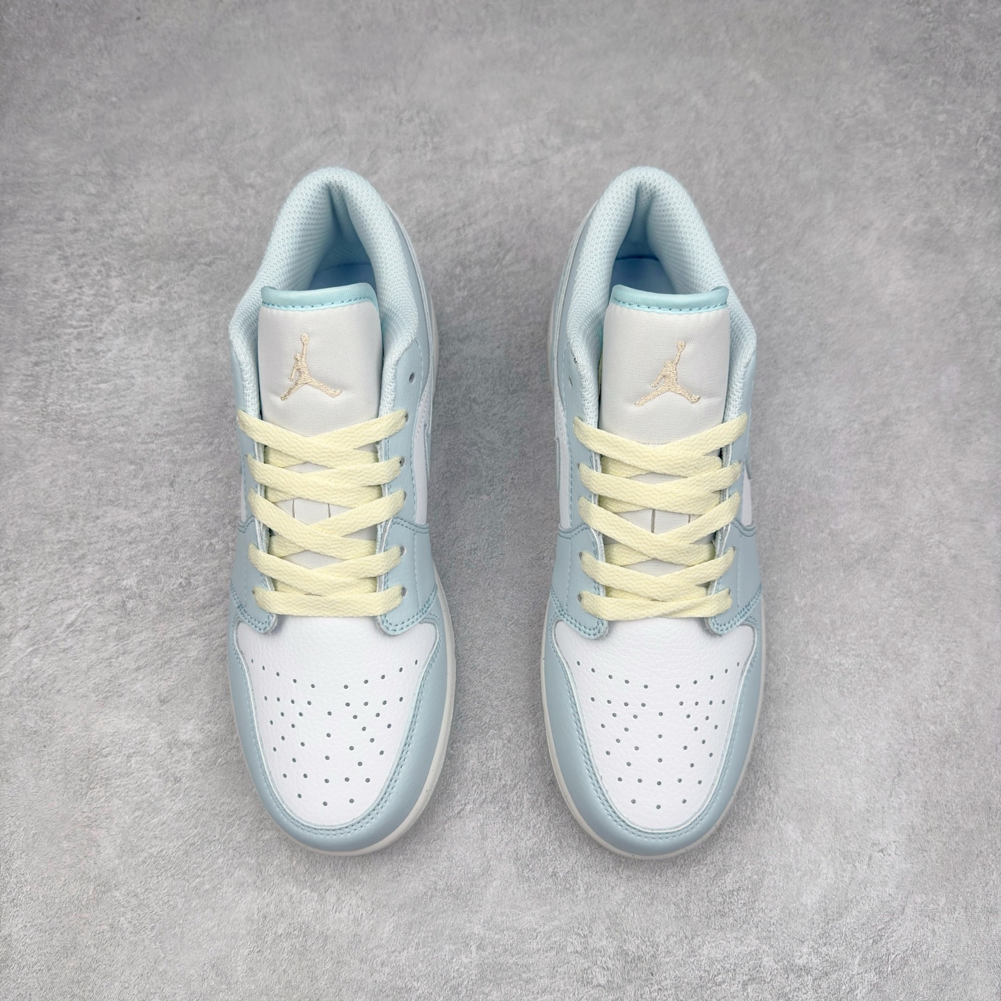 图片[2]-＃K版 Air Jordan AJ1 Low 低帮 浅蓝白 HJ5971-400 全新流水线出品 DT版本唯一平替选择 市场第二梯队最强版 全部原鞋开发 原楦原纸板开发 全鞋电脑针车 原厂内置全掌气垫 原盒内在原标 唯一Zp原版鞋带绑法 免检产品 全新2022版型 全头层皮料 完美零毛边处理 原厂配置全掌气垫 价格定位良心 几十个配色陆续出货 实拍调校N版已经零色差零失真 百分百还原实物色彩所见即所得 不存在货不对板色差等低级问题 选购参考实物拍摄 不混卖不参货 只用心做好货严格选品 承诺混一赔十 尺码：36 36.5 37.5 38 38.5 39 40 40.5 41 42 42.5 43 44 44.5 45-选品中心