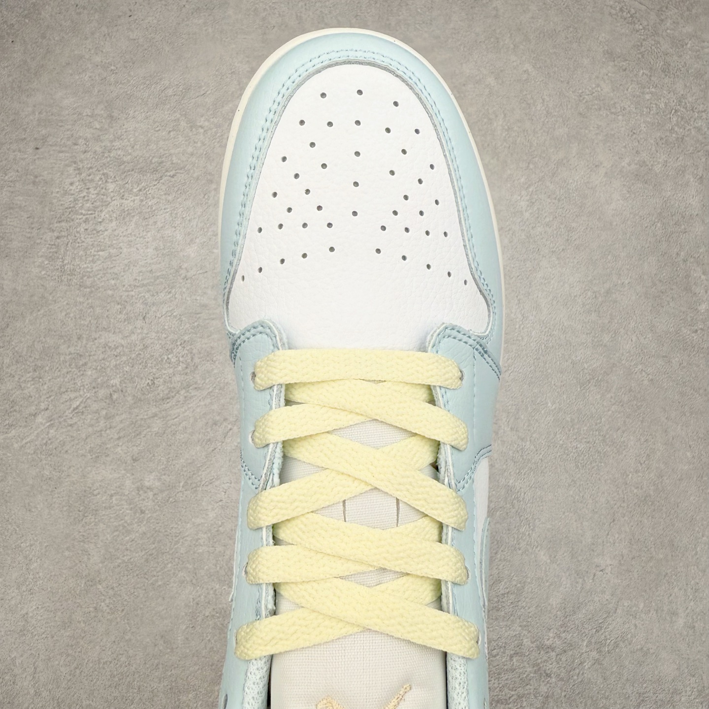 图片[4]-＃K版 Air Jordan AJ1 Low 低帮 浅蓝白 HJ5971-400 全新流水线出品 DT版本唯一平替选择 市场第二梯队最强版 全部原鞋开发 原楦原纸板开发 全鞋电脑针车 原厂内置全掌气垫 原盒内在原标 唯一Zp原版鞋带绑法 免检产品 全新2022版型 全头层皮料 完美零毛边处理 原厂配置全掌气垫 价格定位良心 几十个配色陆续出货 实拍调校N版已经零色差零失真 百分百还原实物色彩所见即所得 不存在货不对板色差等低级问题 选购参考实物拍摄 不混卖不参货 只用心做好货严格选品 承诺混一赔十 尺码：36 36.5 37.5 38 38.5 39 40 40.5 41 42 42.5 43 44 44.5 45-选品中心