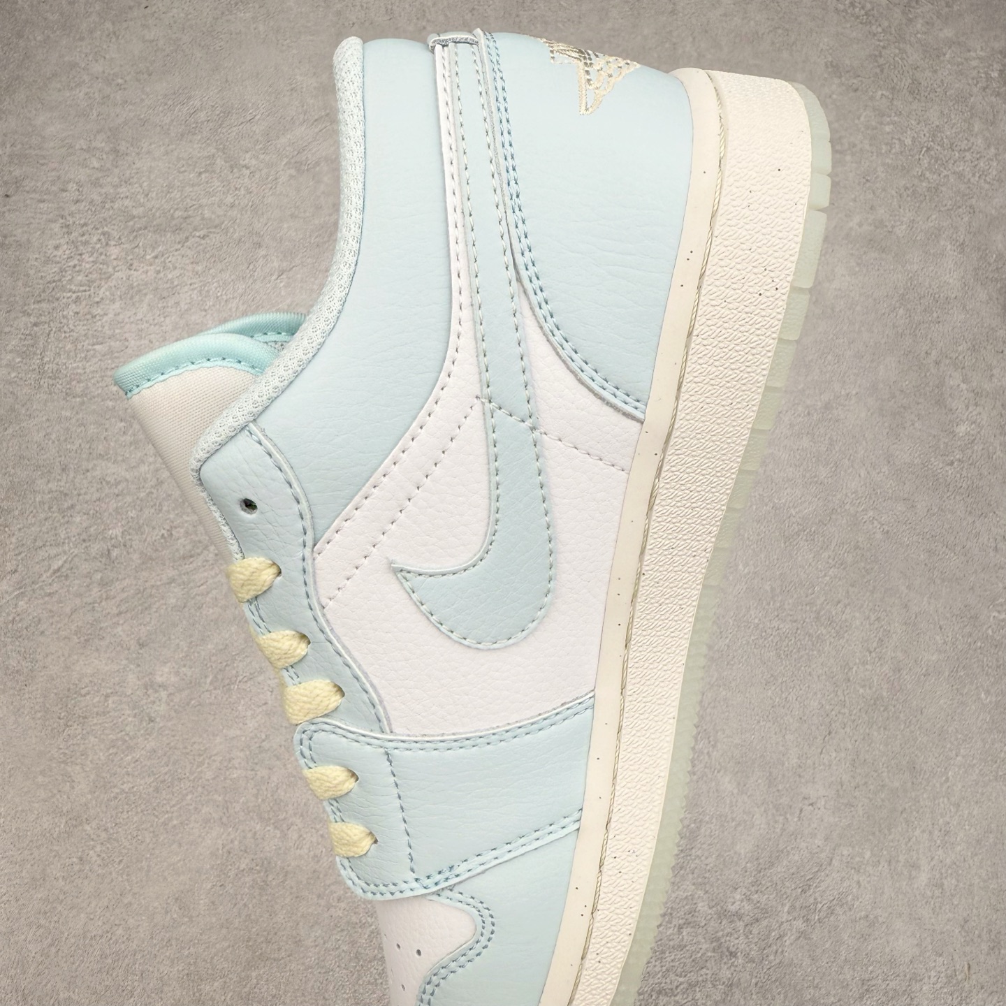 图片[7]-＃K版 Air Jordan AJ1 Low 低帮 浅蓝白 HJ5971-400 全新流水线出品 DT版本唯一平替选择 市场第二梯队最强版 全部原鞋开发 原楦原纸板开发 全鞋电脑针车 原厂内置全掌气垫 原盒内在原标 唯一Zp原版鞋带绑法 免检产品 全新2022版型 全头层皮料 完美零毛边处理 原厂配置全掌气垫 价格定位良心 几十个配色陆续出货 实拍调校N版已经零色差零失真 百分百还原实物色彩所见即所得 不存在货不对板色差等低级问题 选购参考实物拍摄 不混卖不参货 只用心做好货严格选品 承诺混一赔十 尺码：36 36.5 37.5 38 38.5 39 40 40.5 41 42 42.5 43 44 44.5 45-选品中心